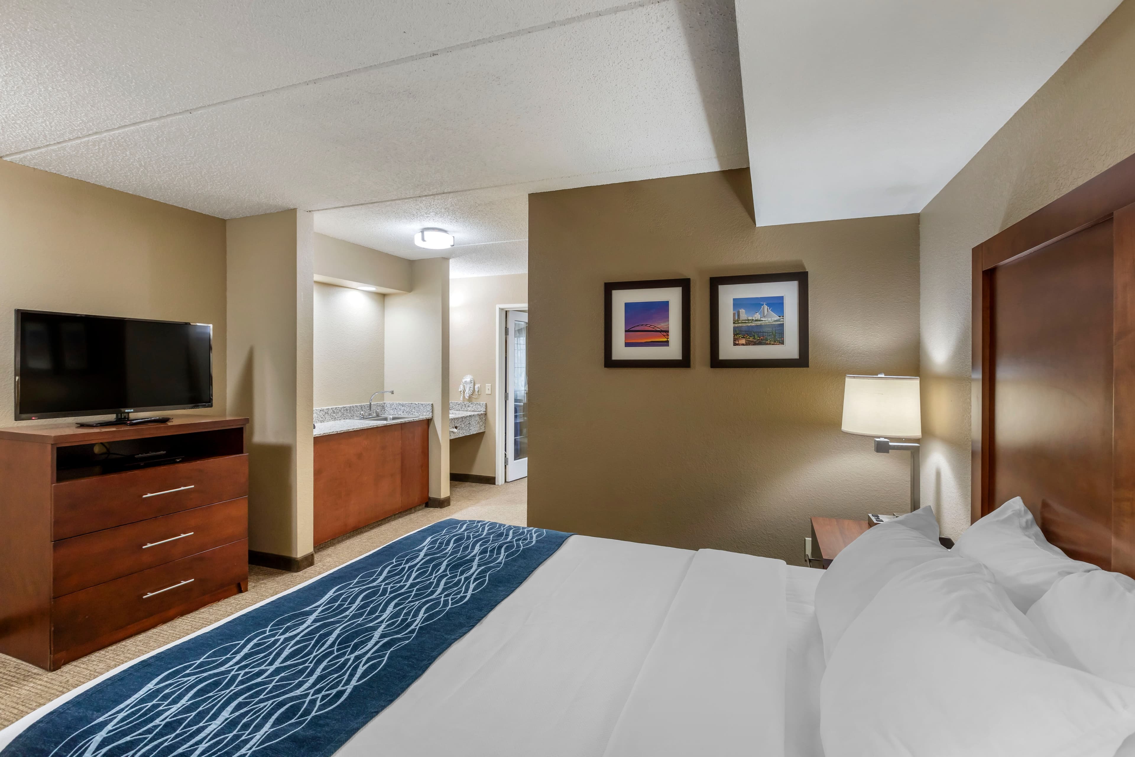Comfort Inn & Suites Jackson - West Bend — 15