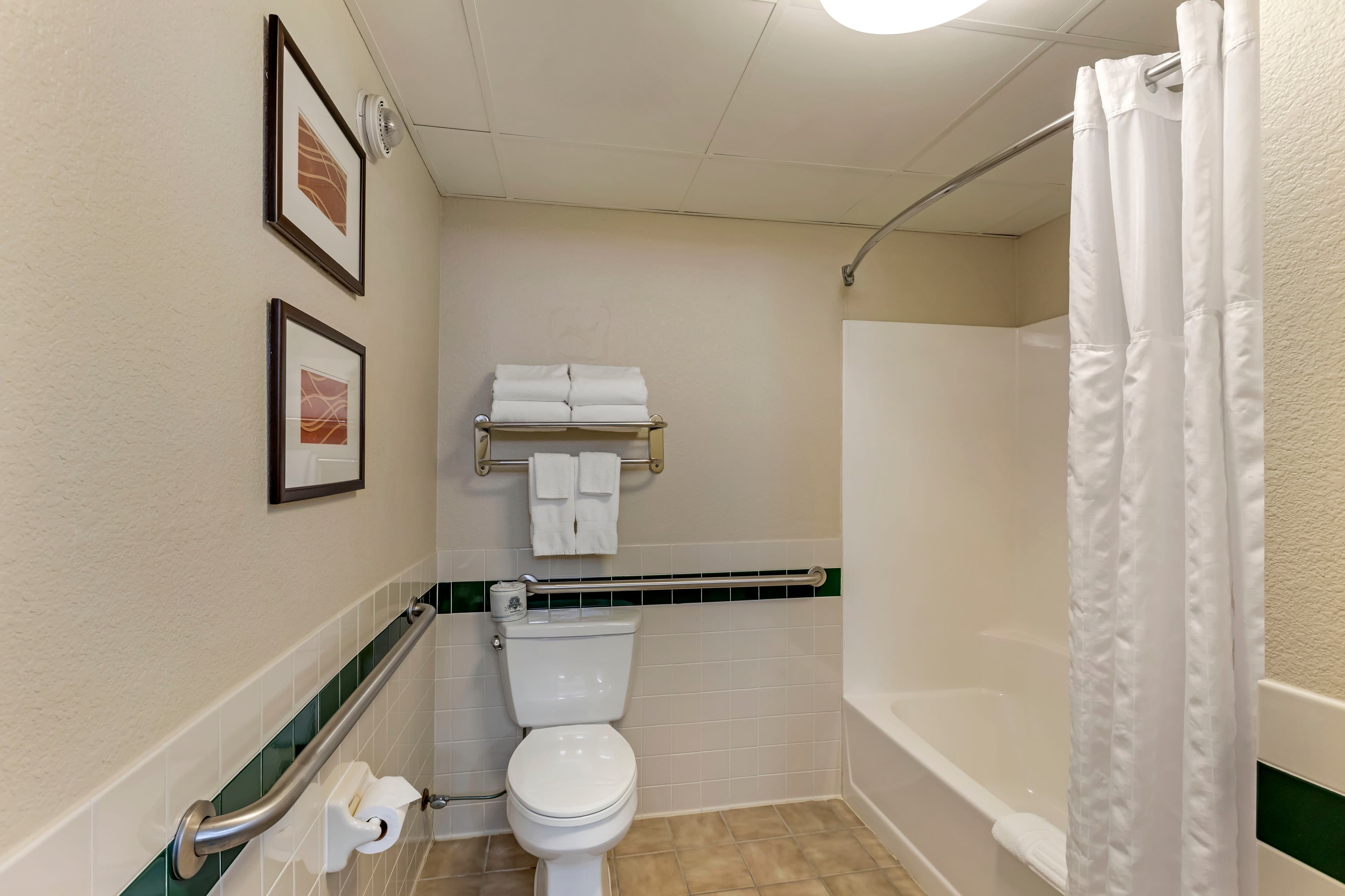 Comfort Inn & Suites Jackson - West Bend — 16