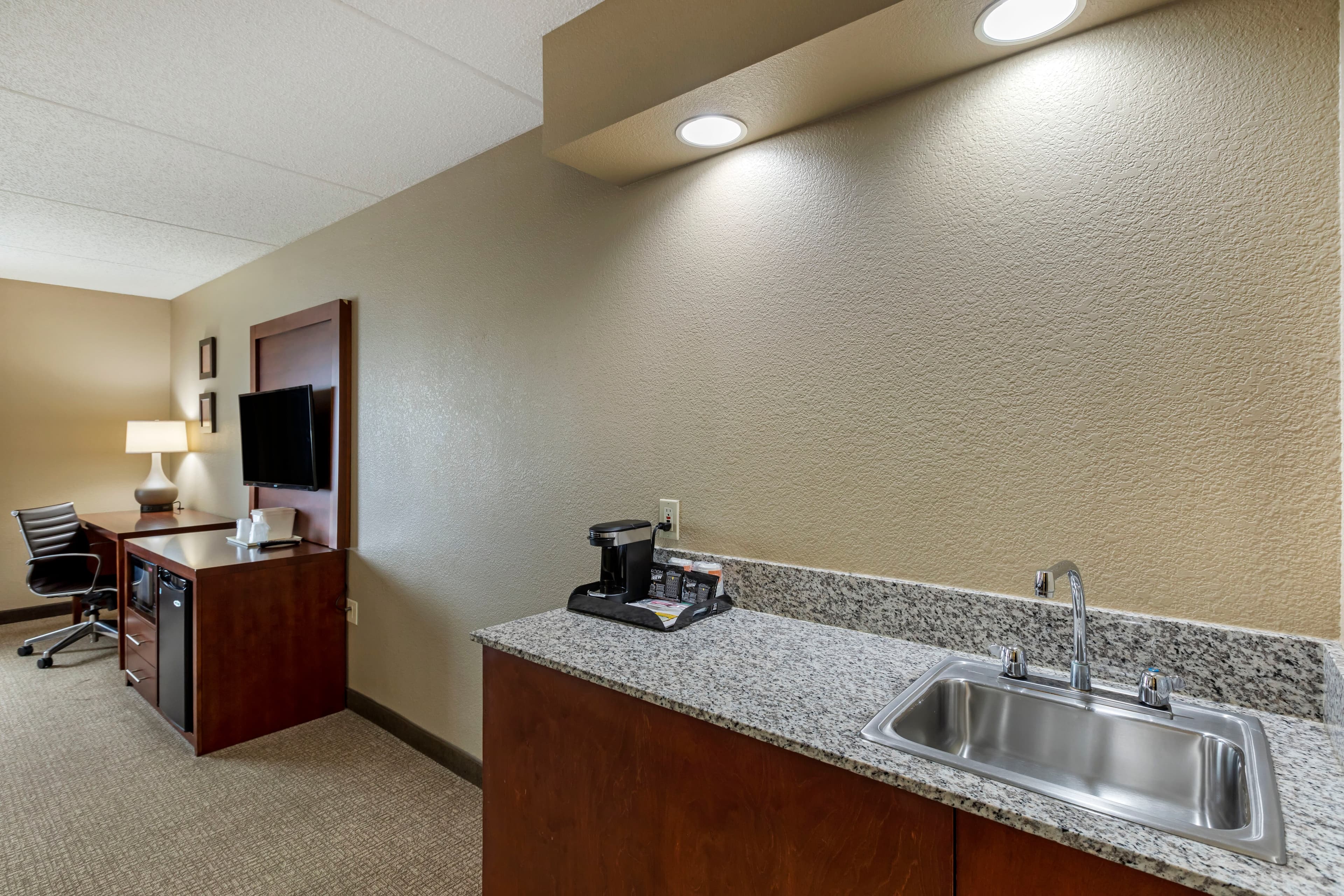 Comfort Inn & Suites Jackson - West Bend — 8
