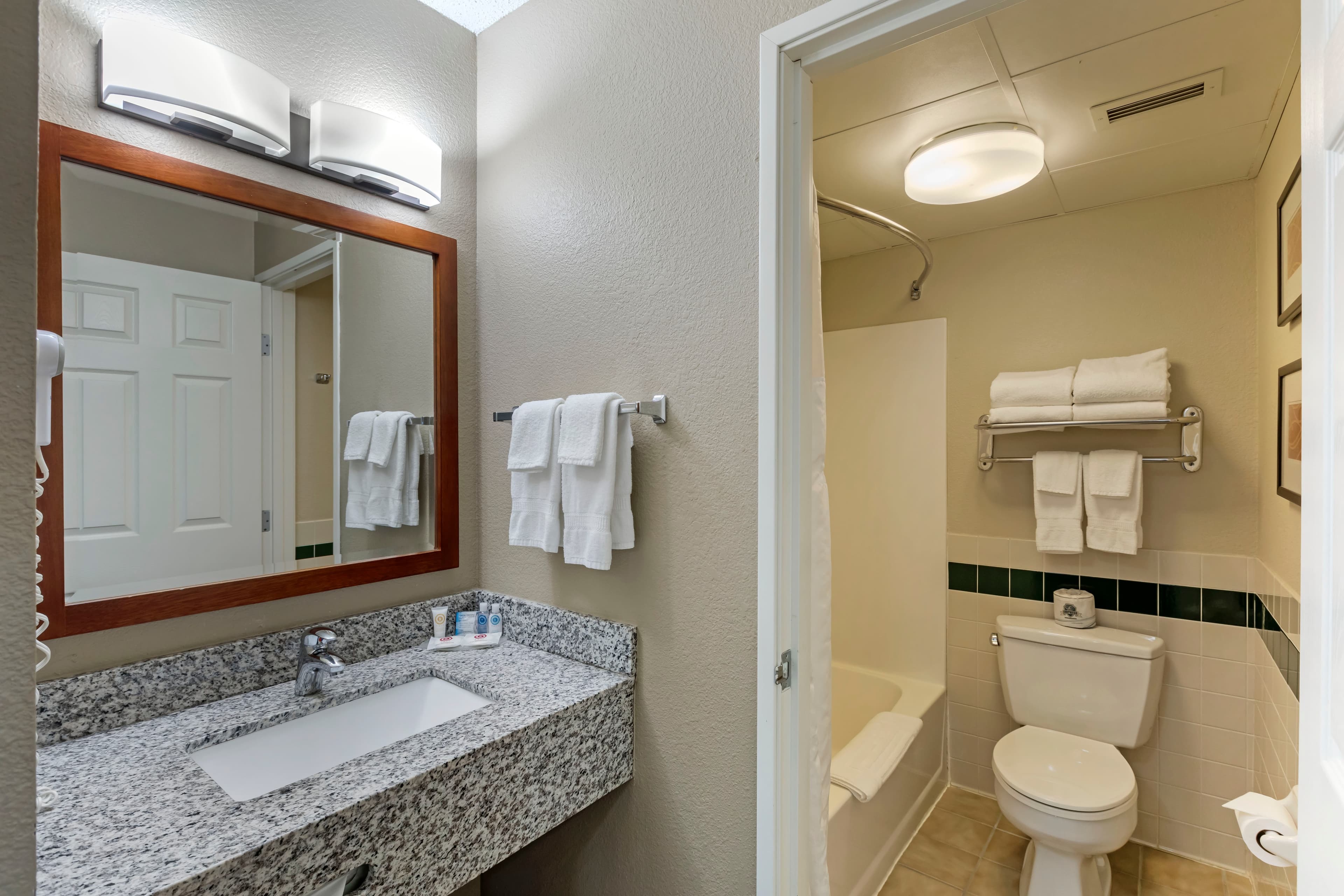 Comfort Inn & Suites Jackson - West Bend — 9