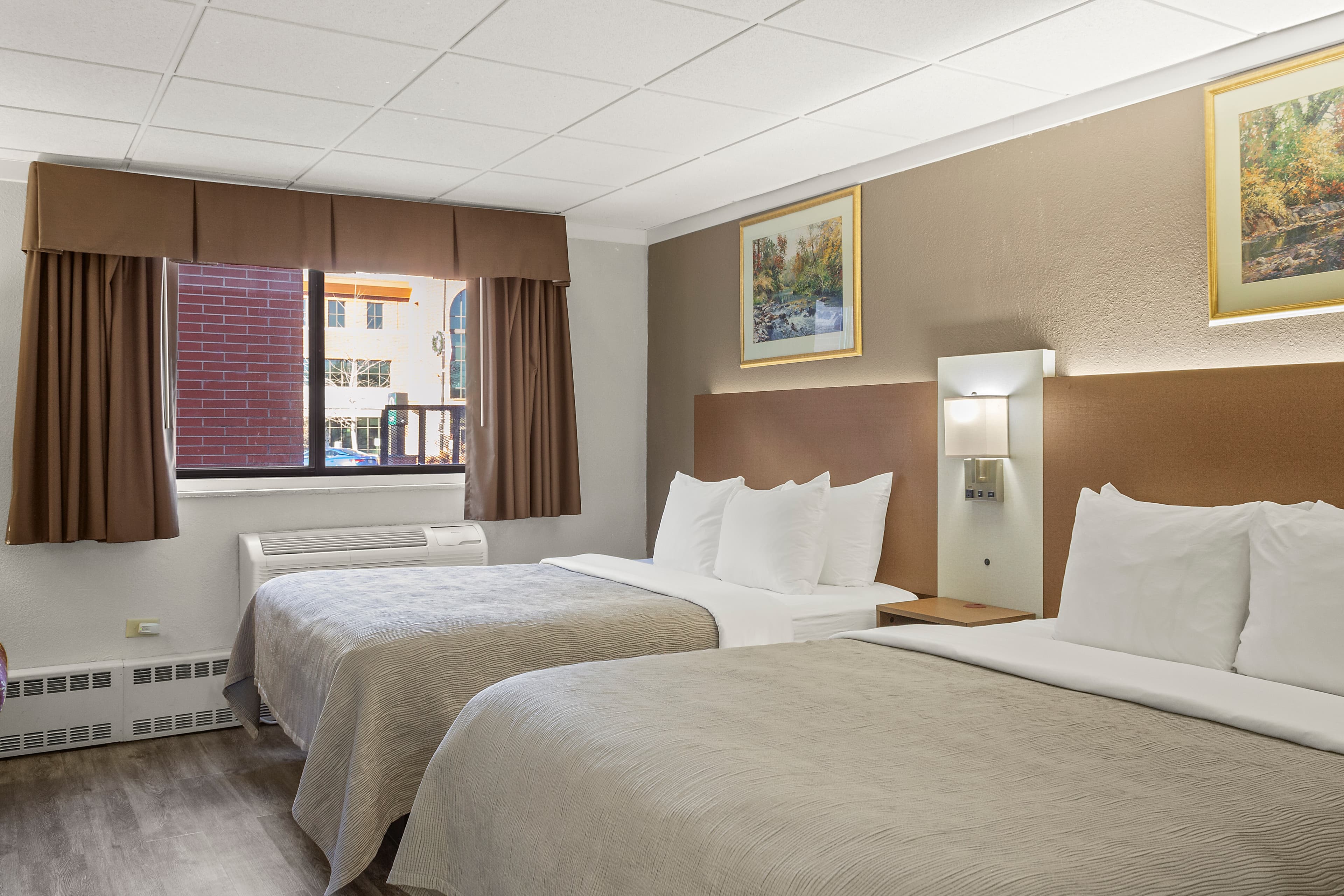 Quality Inn & Suites Green Bay Downtown - Image 2