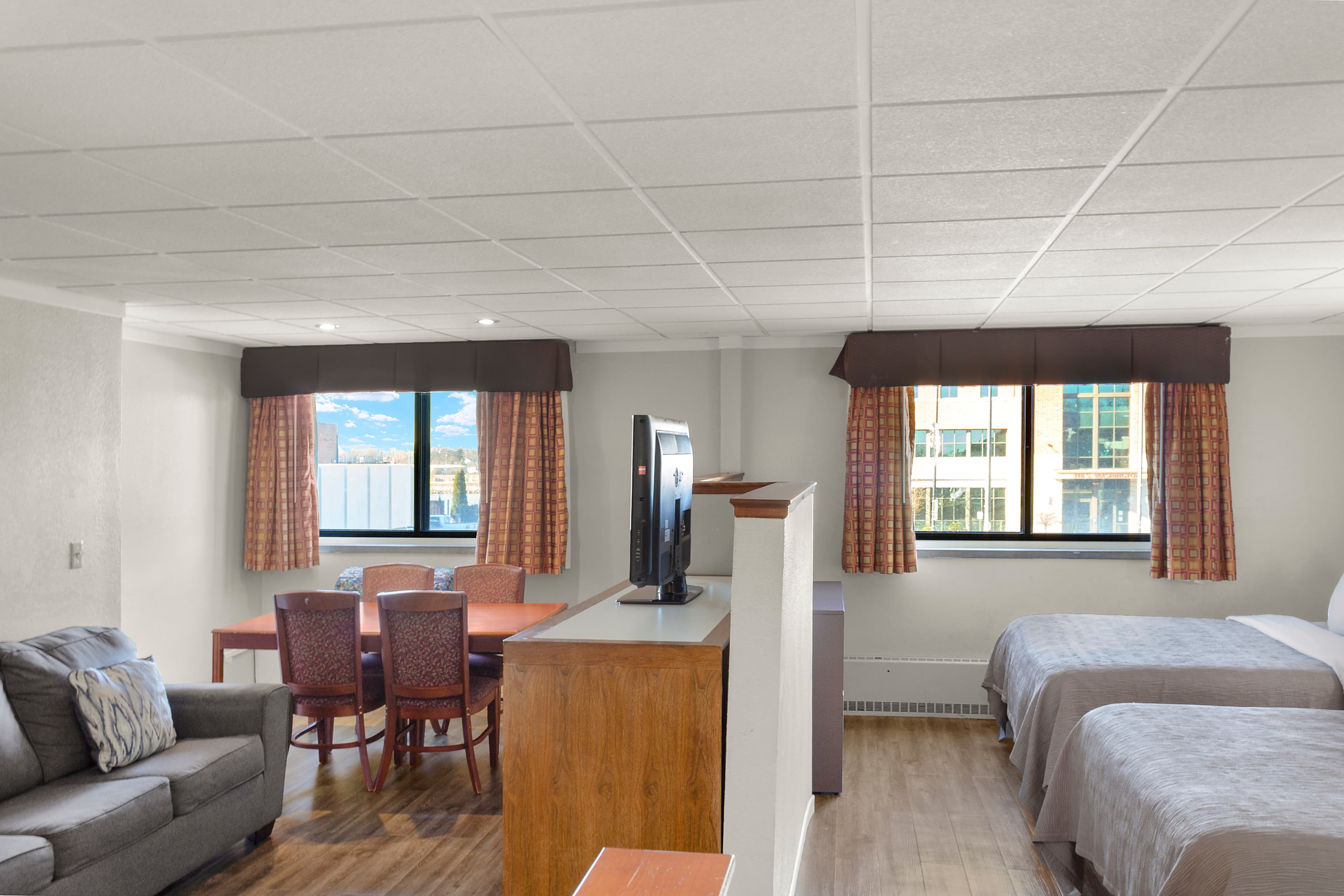 Quality Inn & Suites Green Bay Downtown - Image 3