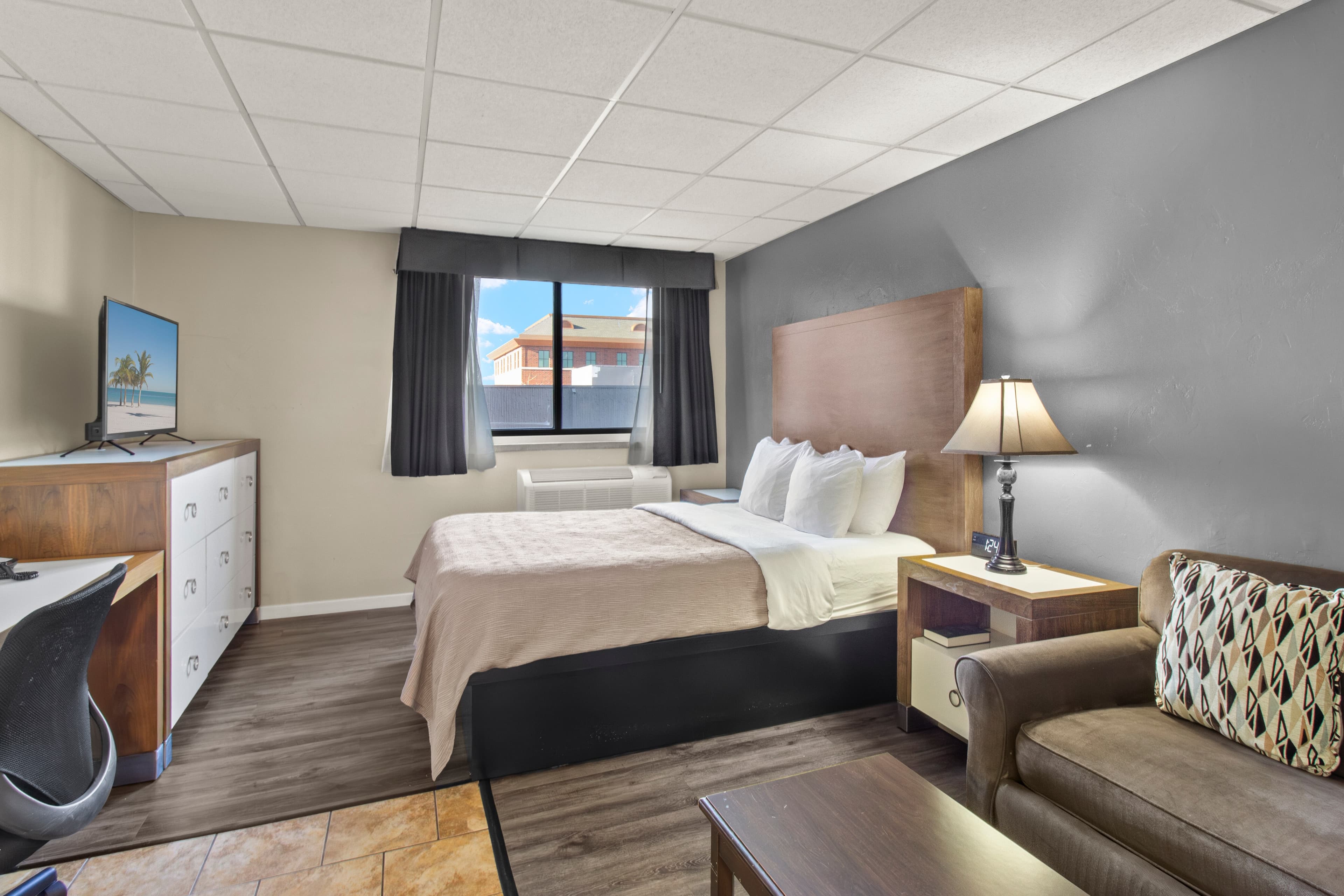Quality Inn & Suites Green Bay Downtown — 13