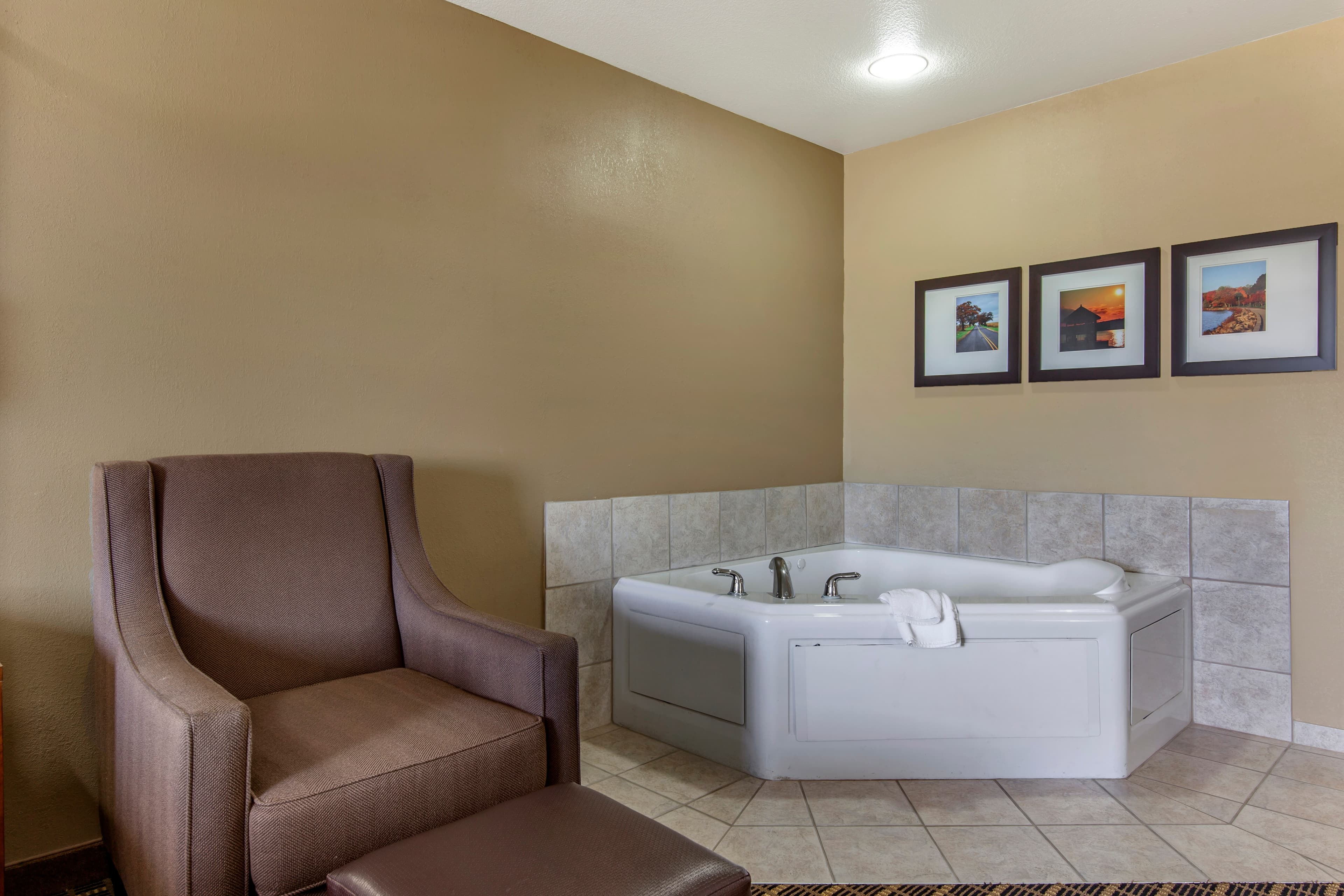 Comfort Suites Delavan - Lake Geneva Area — 25