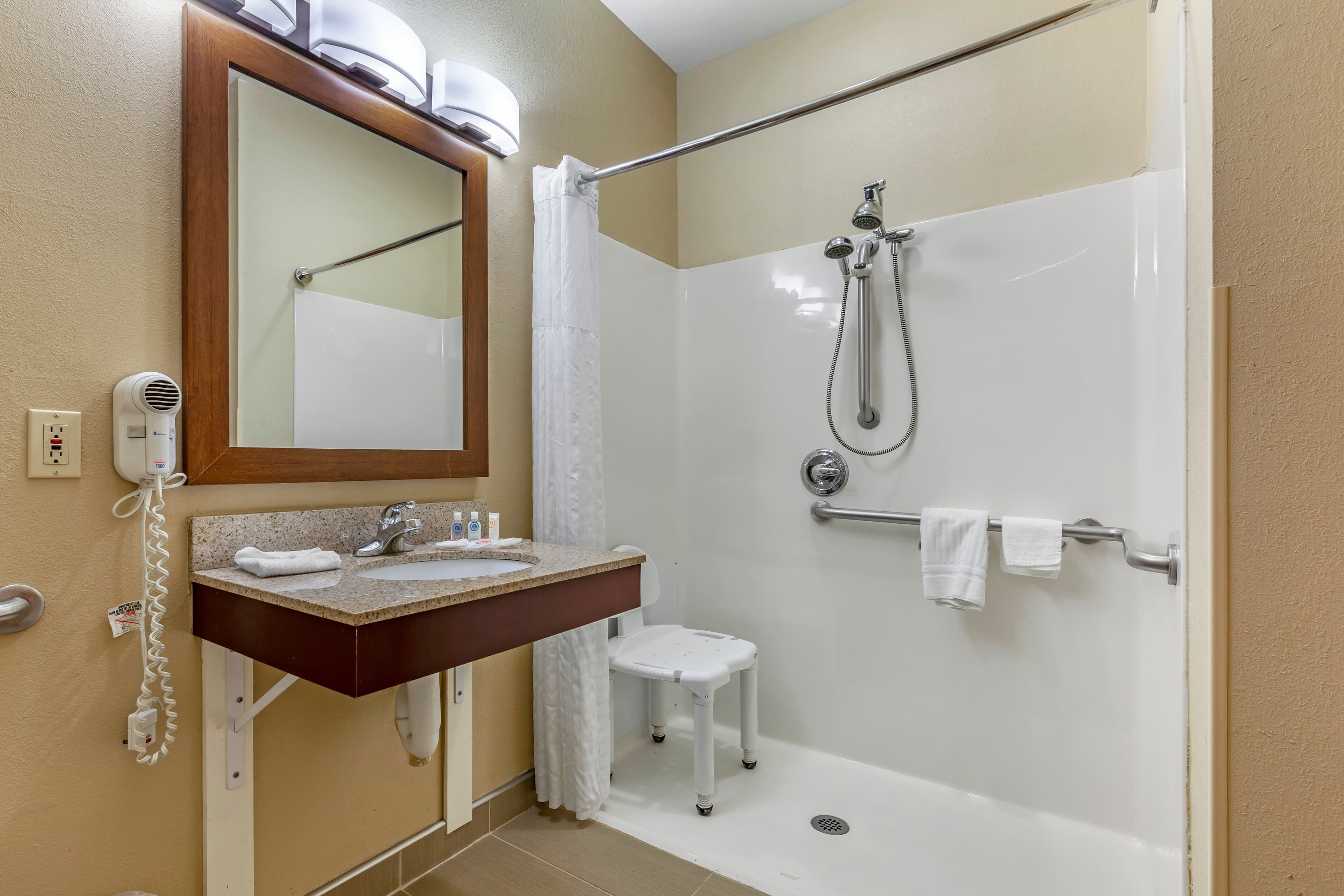 Comfort Suites Delavan - Lake Geneva Area — 14