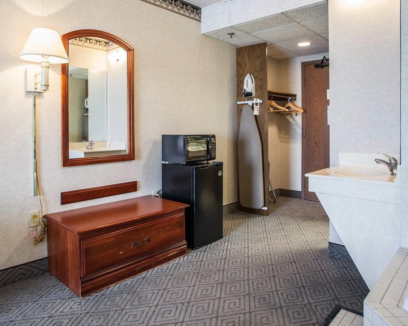 Rodeway Inn & Suites Milwaukee Airport — 18