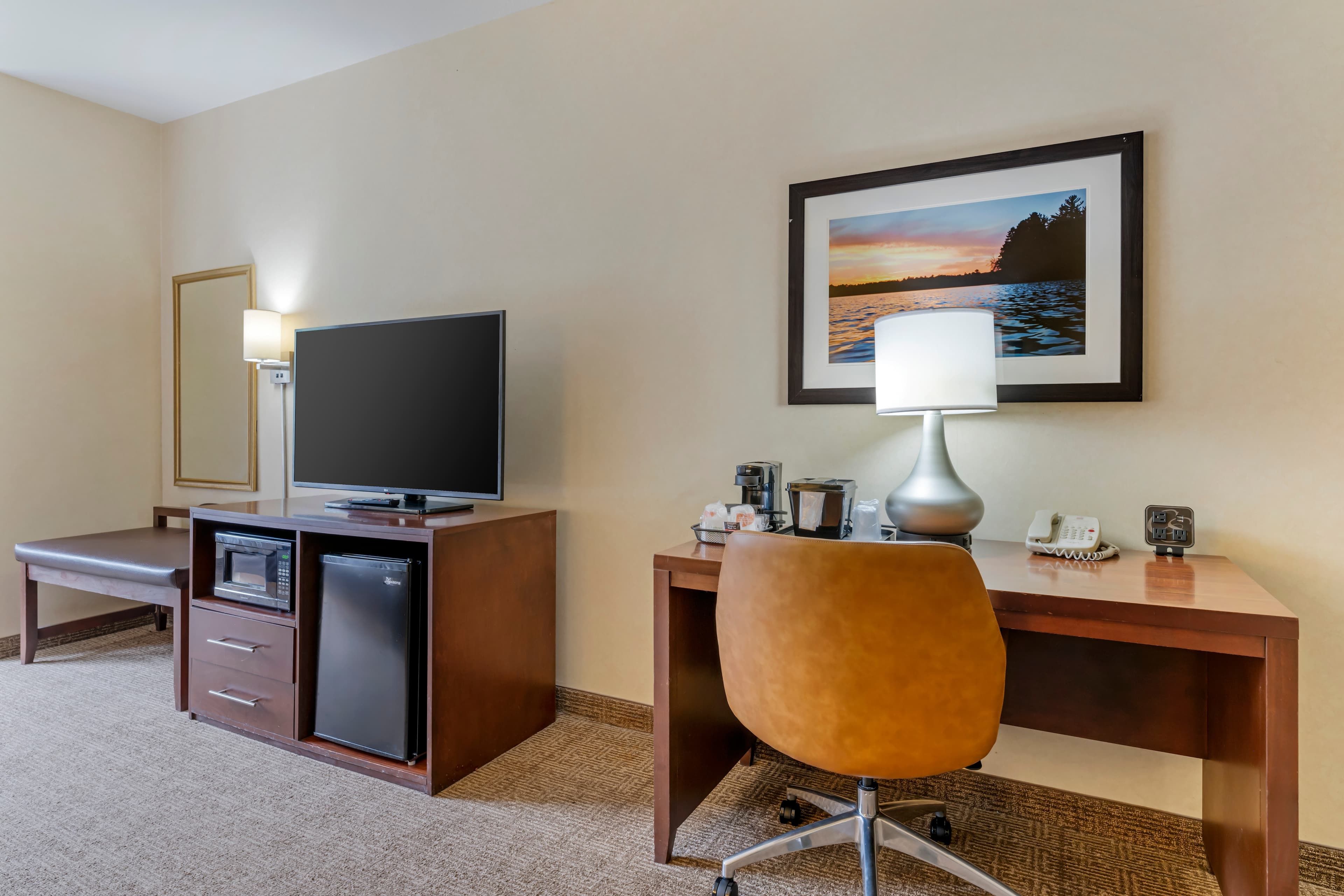 Comfort Suites Lake Geneva East - Image 4
