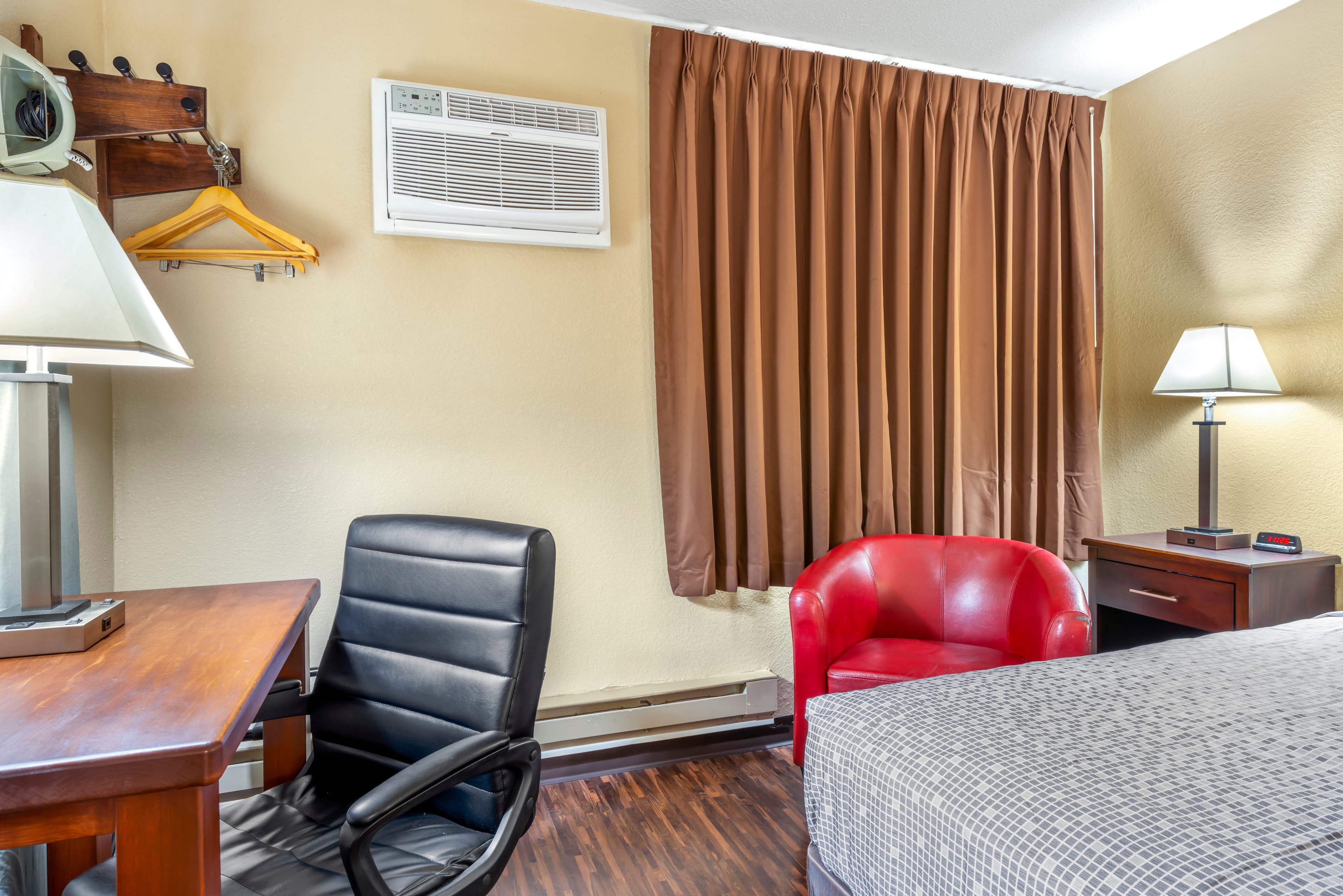Econo Lodge La Crosse North — 5