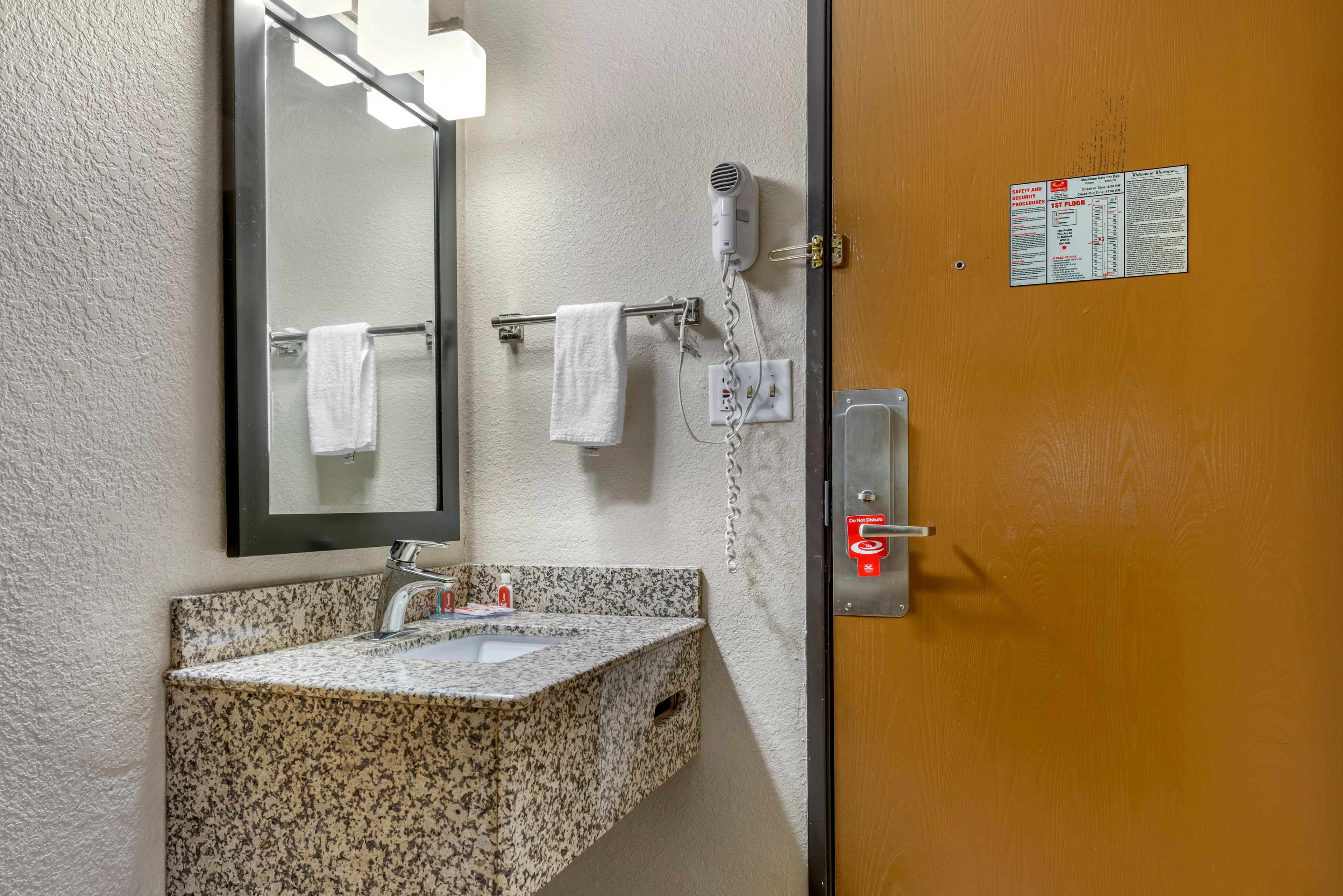 Econo Lodge La Crosse North — 6