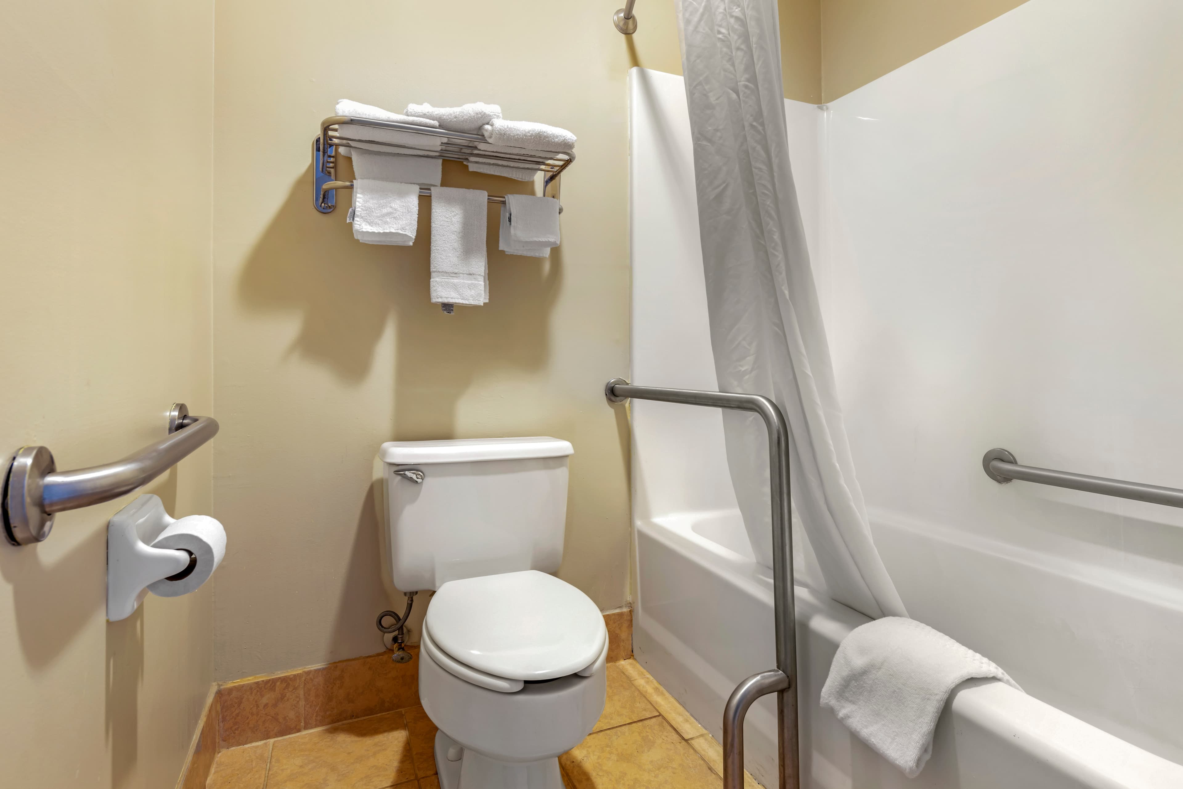 Econo Lodge La Crosse North — 7