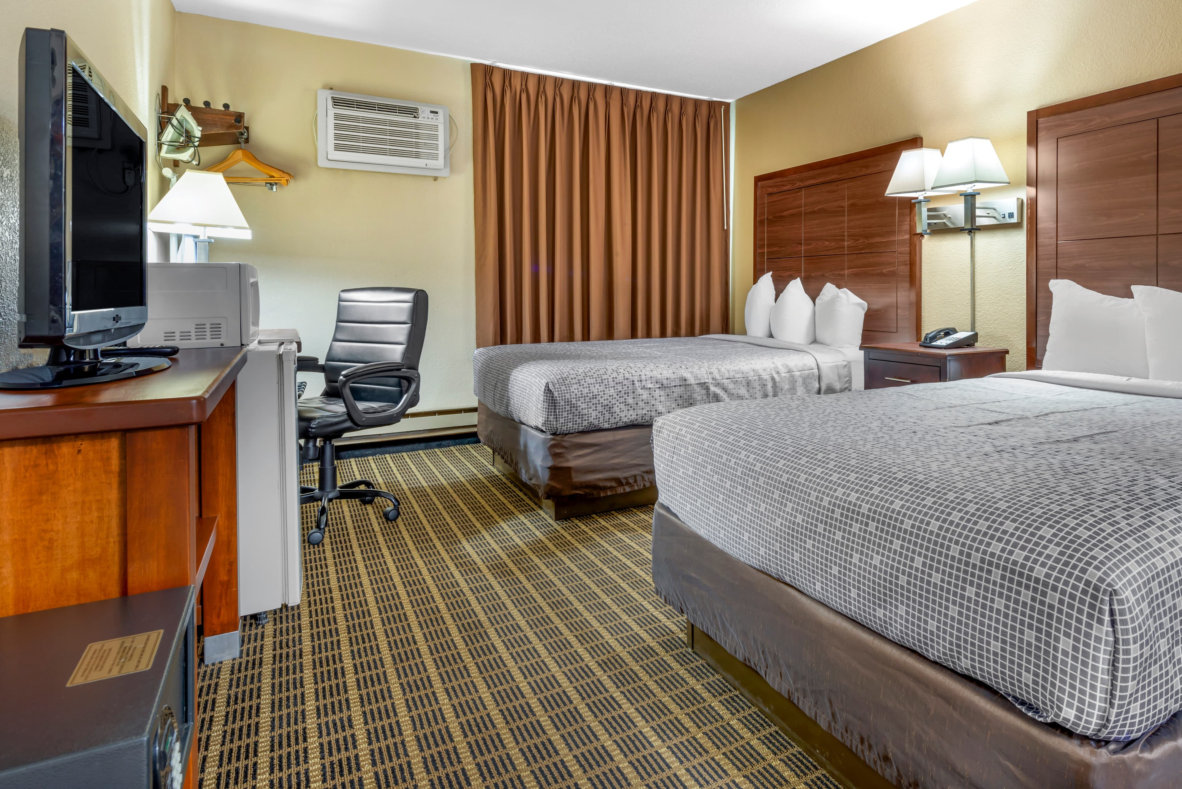 Econo Lodge La Crosse North — 9