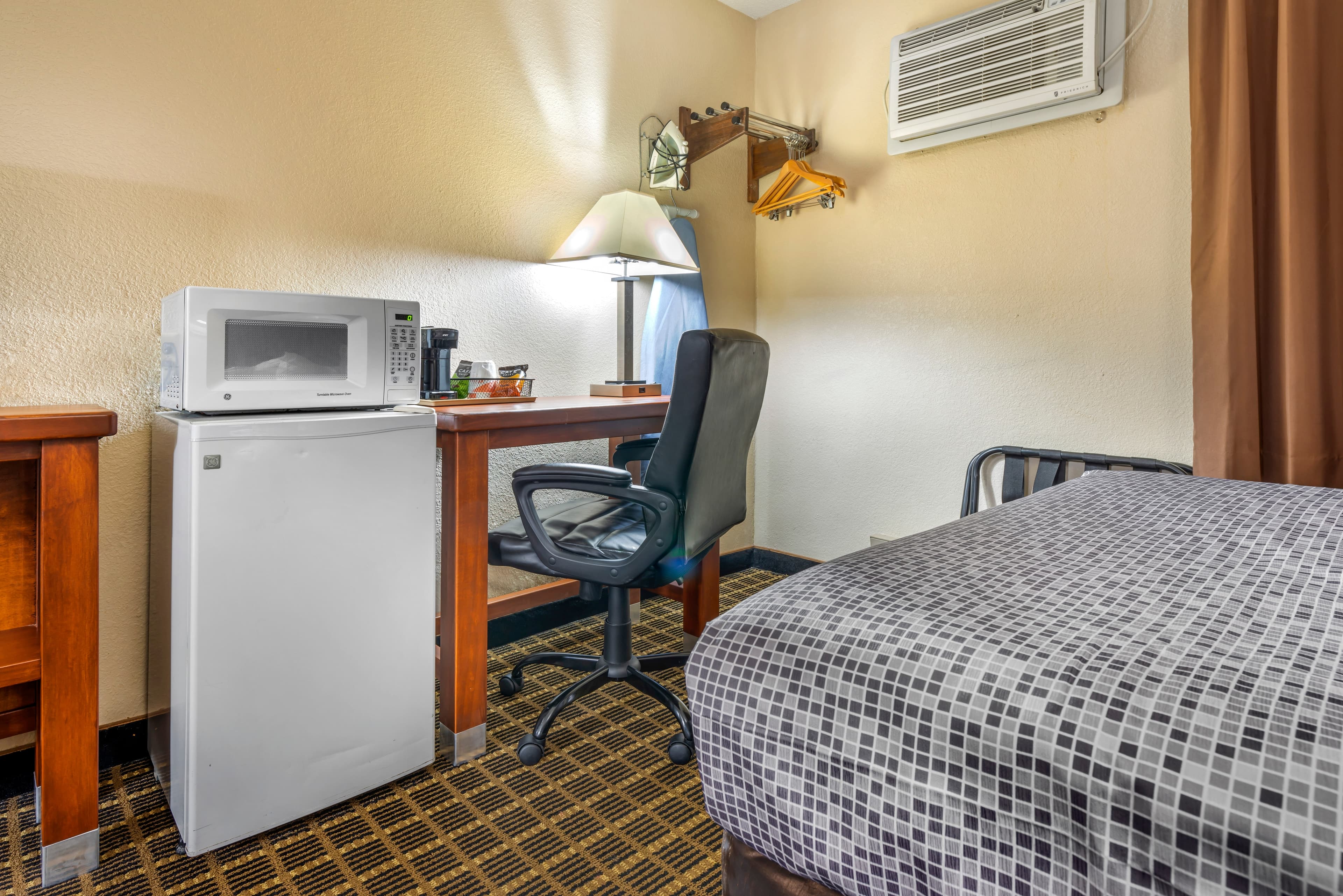 Econo Lodge La Crosse North — 11