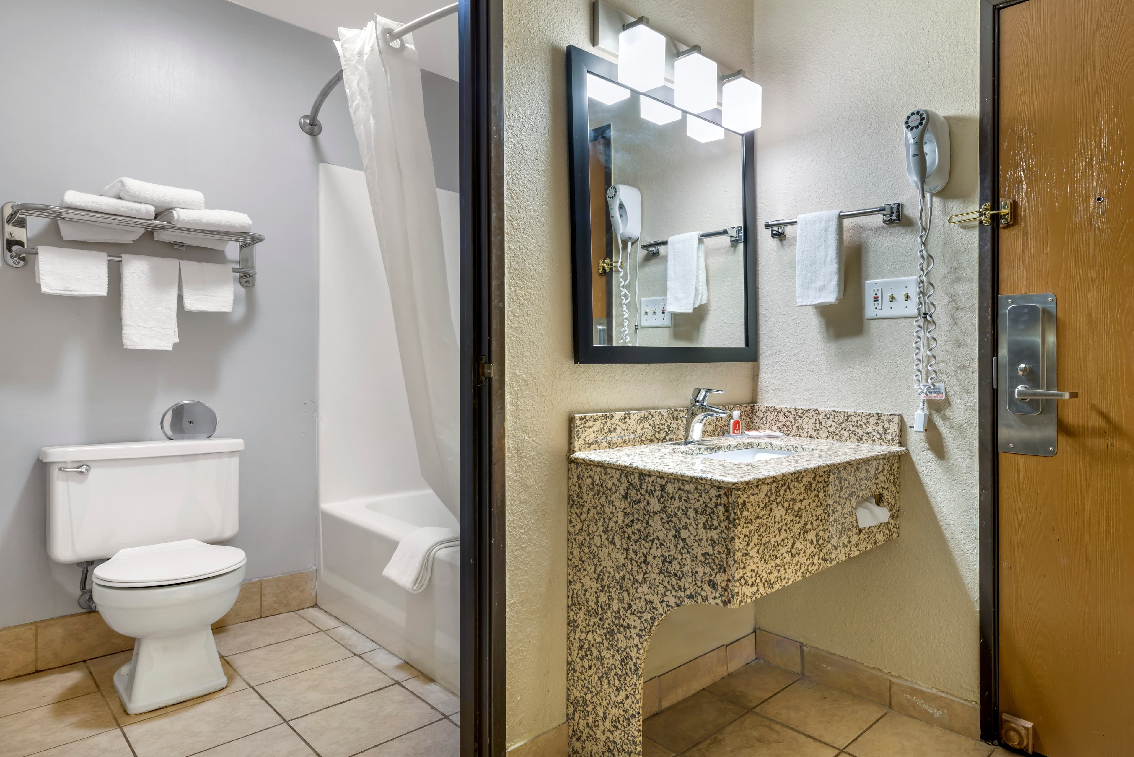 Econo Lodge La Crosse North — 12