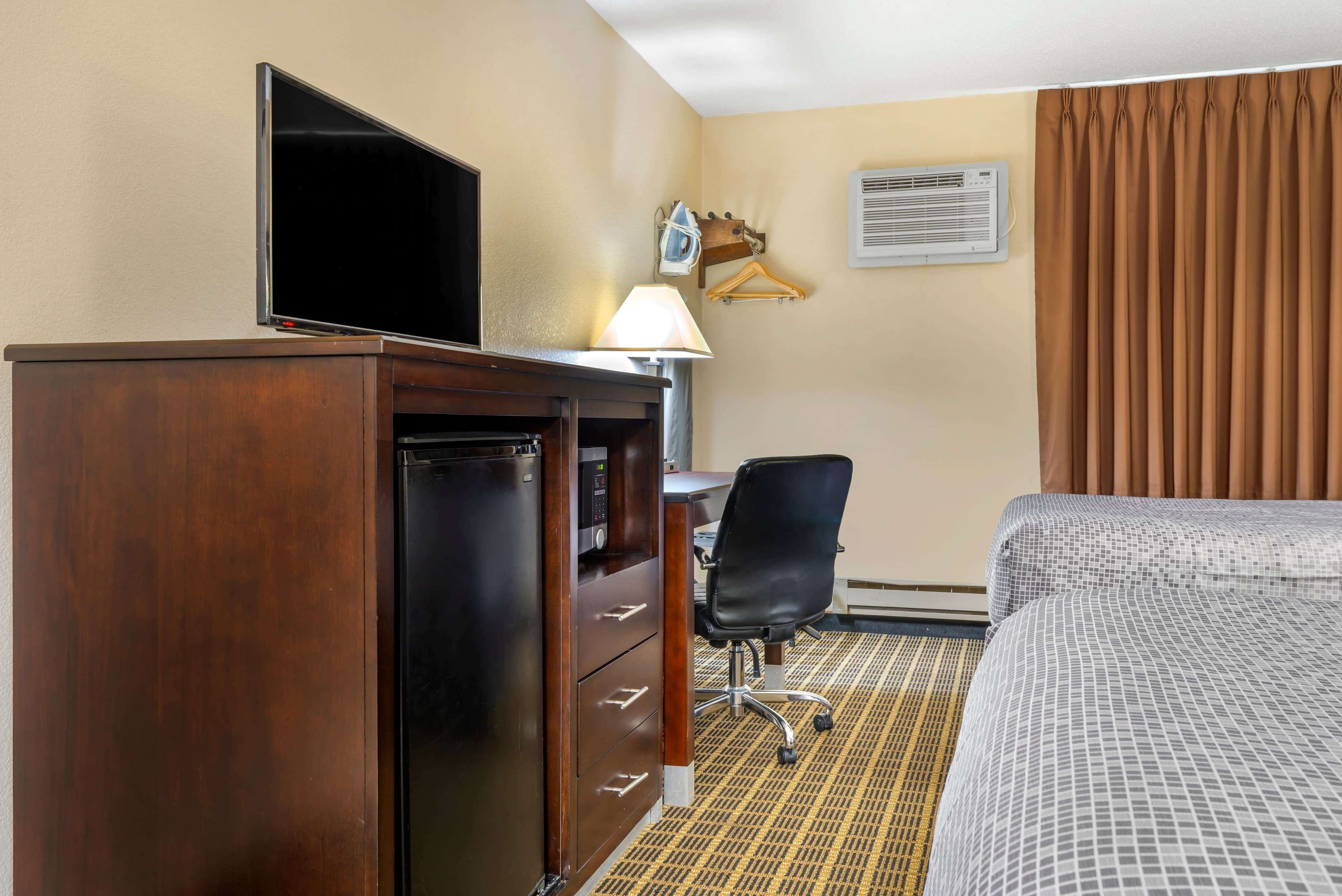 Econo Lodge La Crosse North — 17