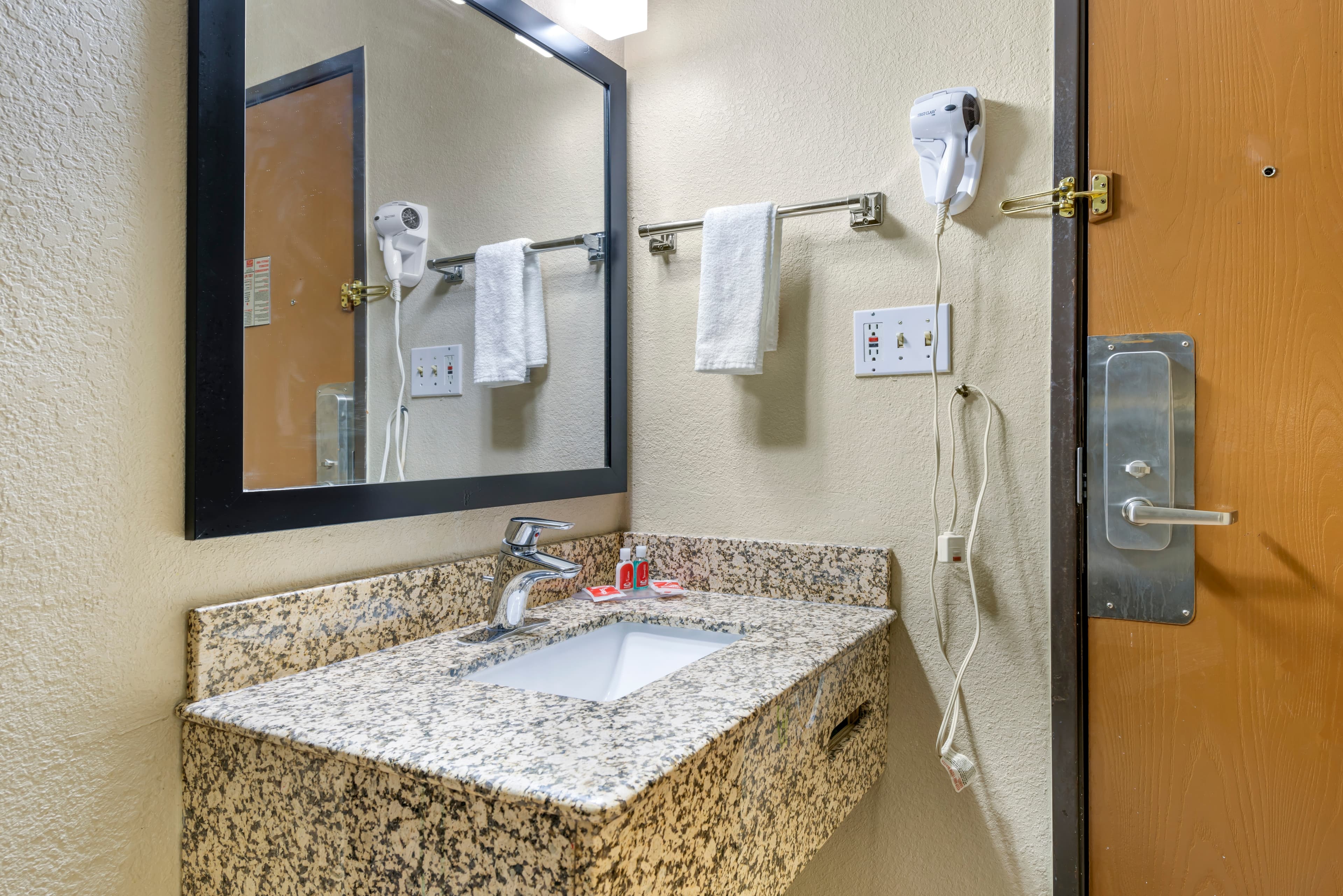 Econo Lodge La Crosse North — 18