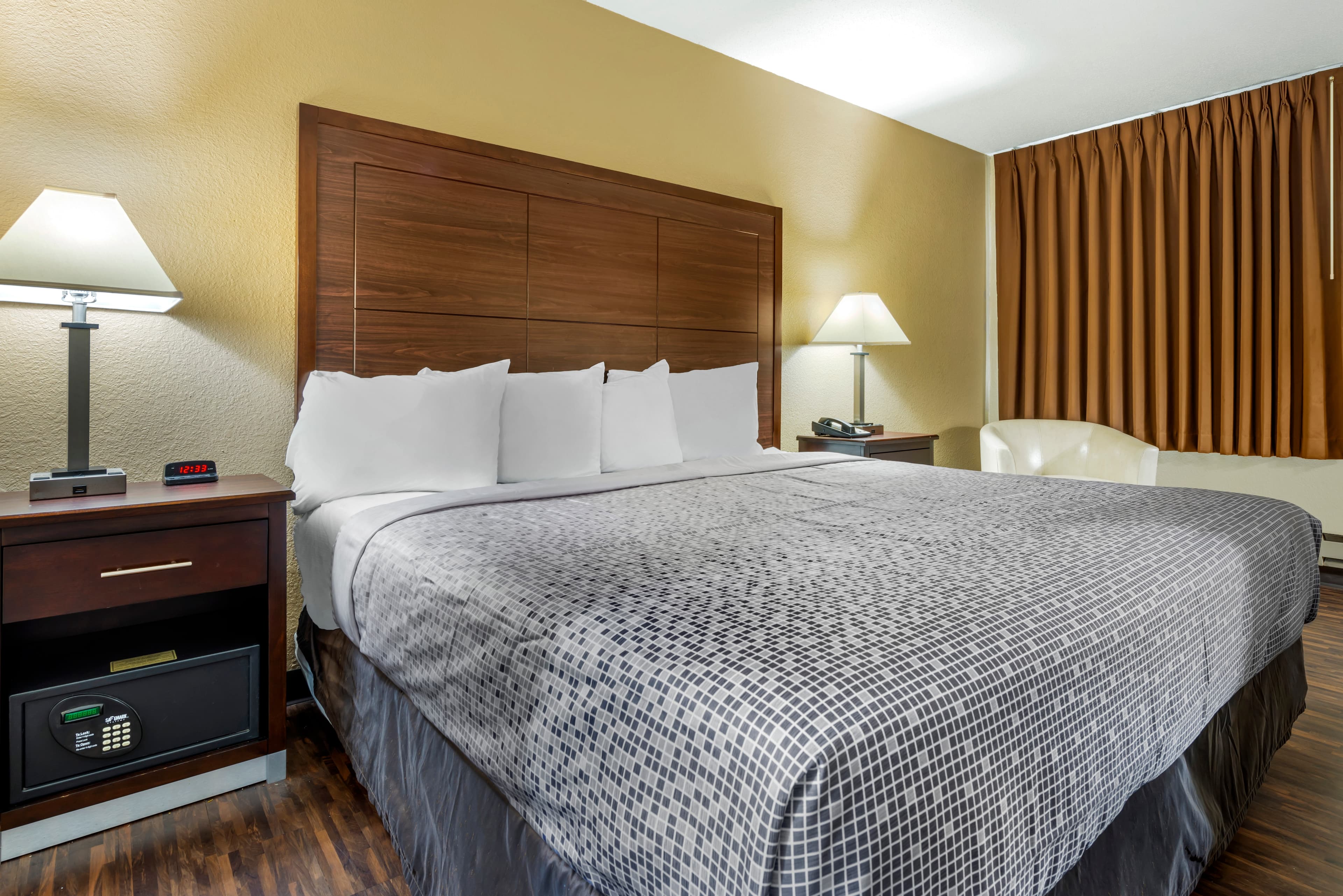 Econo Lodge La Crosse North — 19