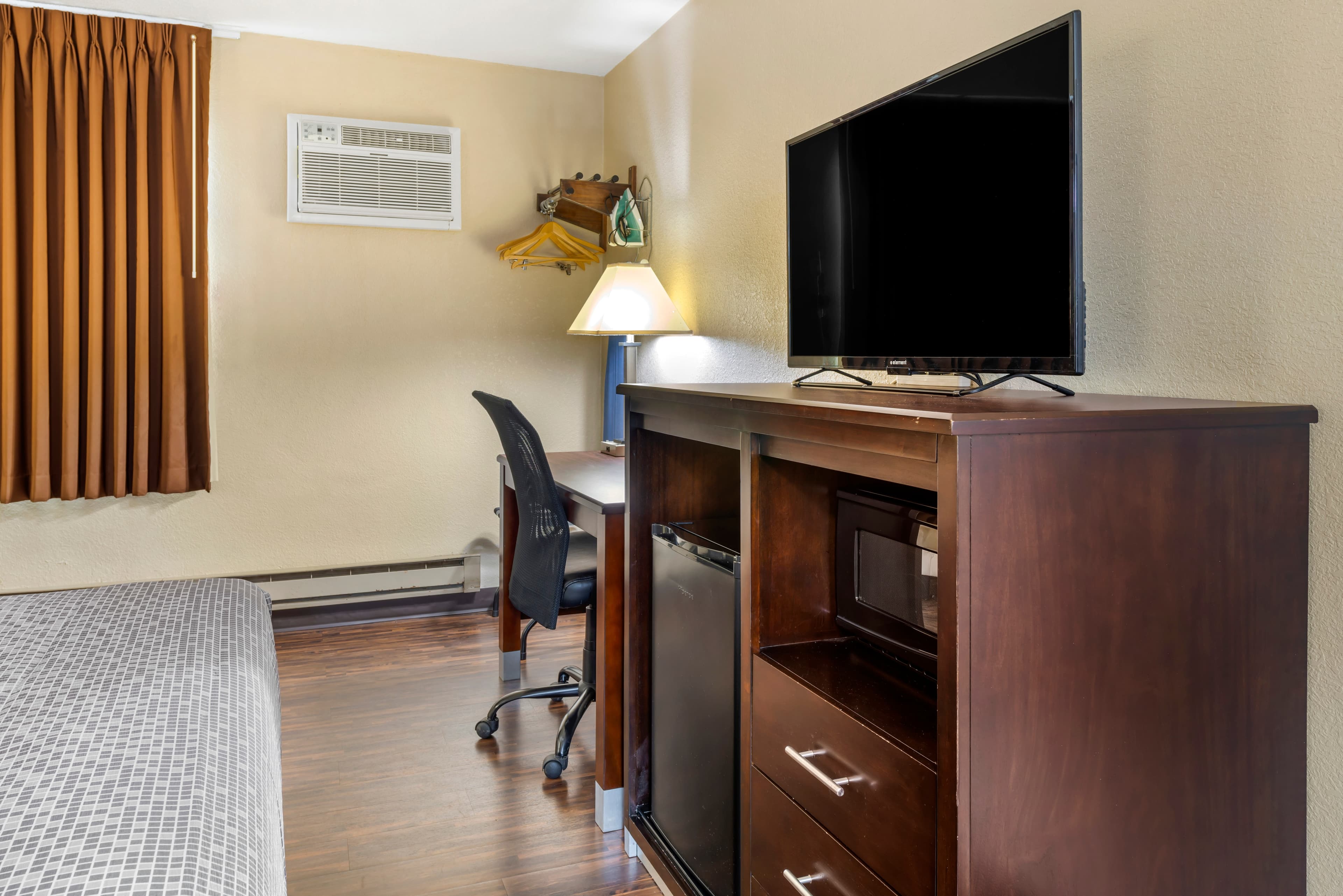 Econo Lodge La Crosse North — 21