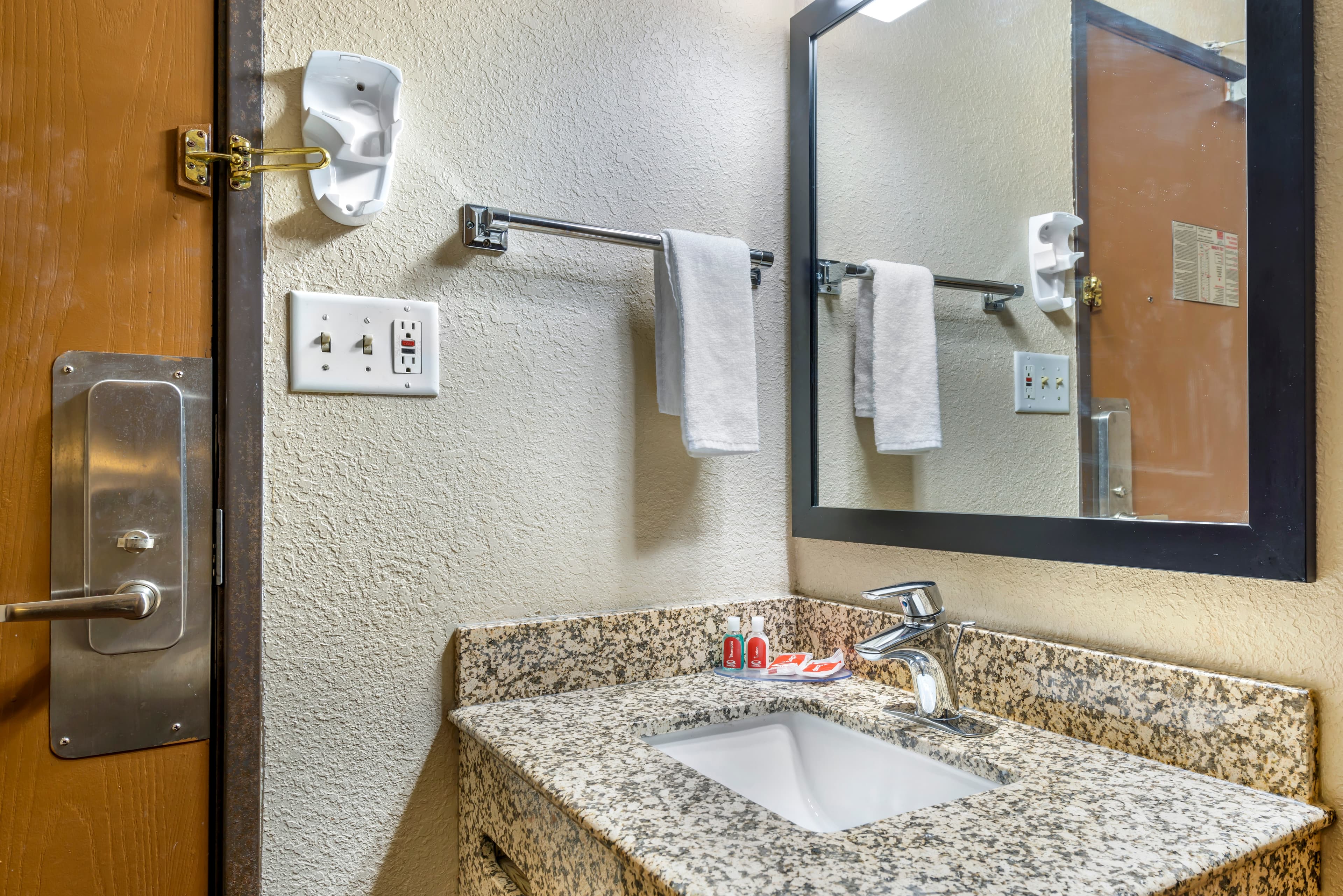 Econo Lodge La Crosse North — 23