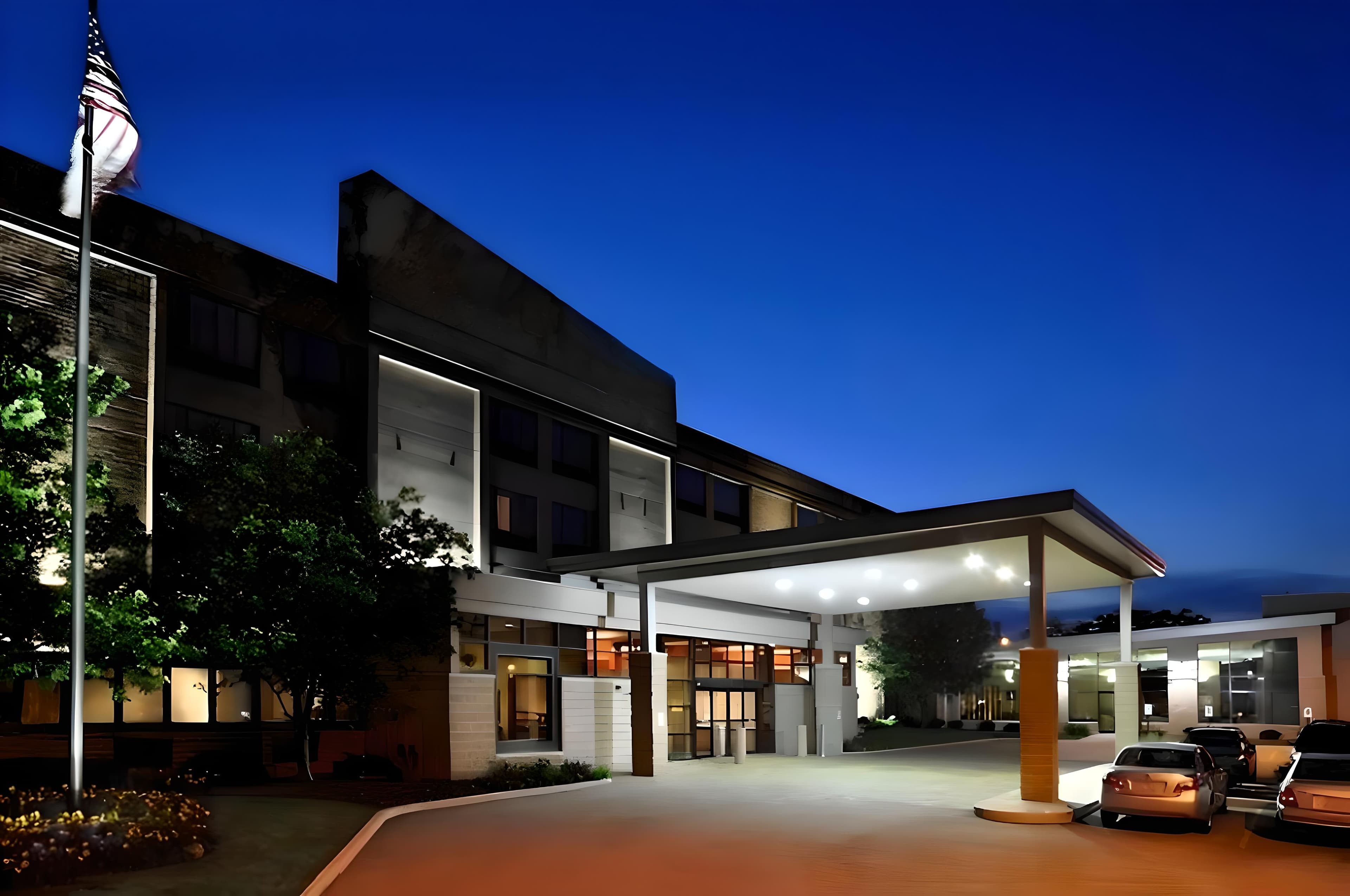 Comfort Suites Milwaukee West - Image 1