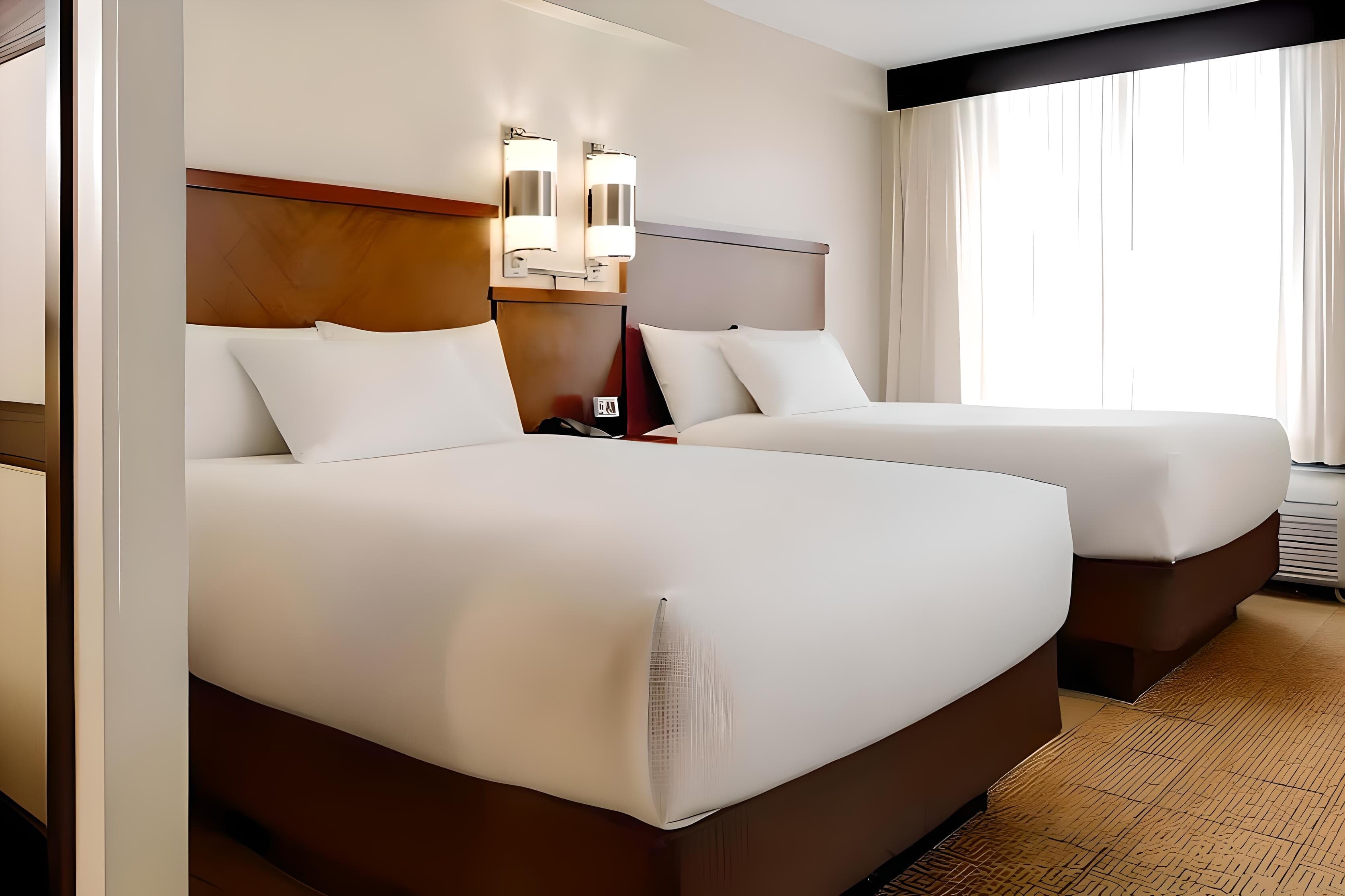 Comfort Suites Milwaukee West - Image 2