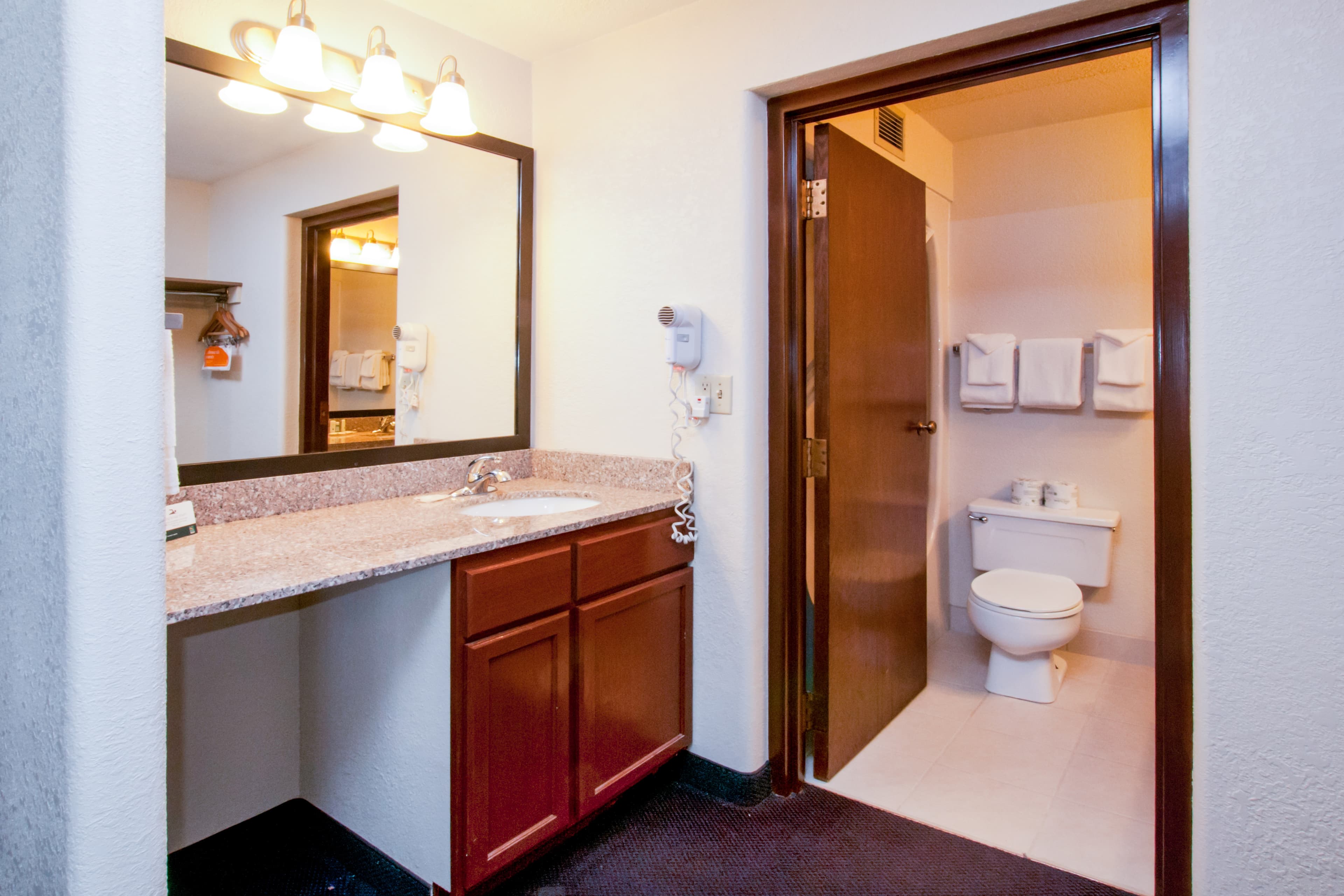 Quality Inn Stadium Area Green Bay Stadium - Image 4