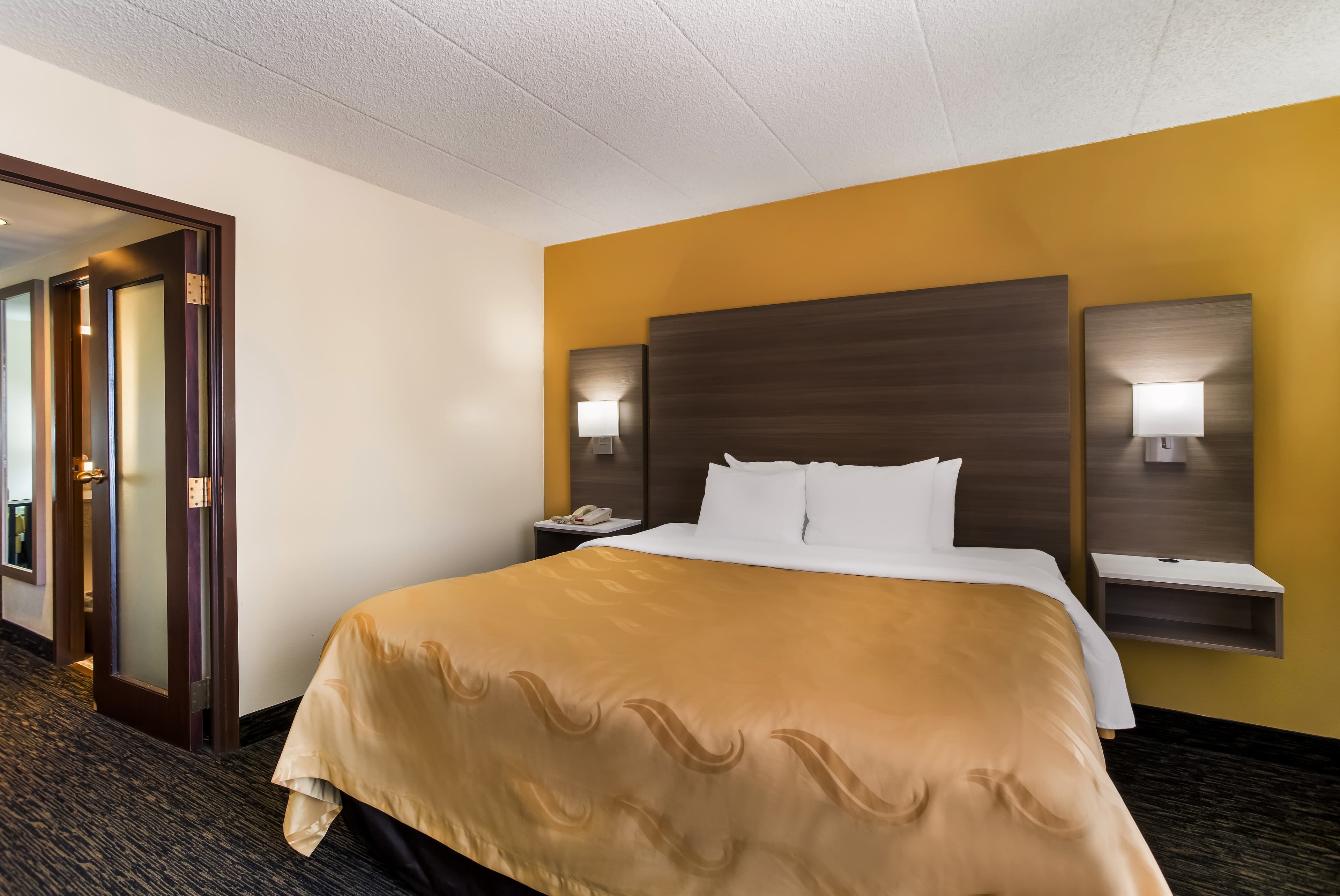 Quality Suites Milwaukee Airport - Image 1