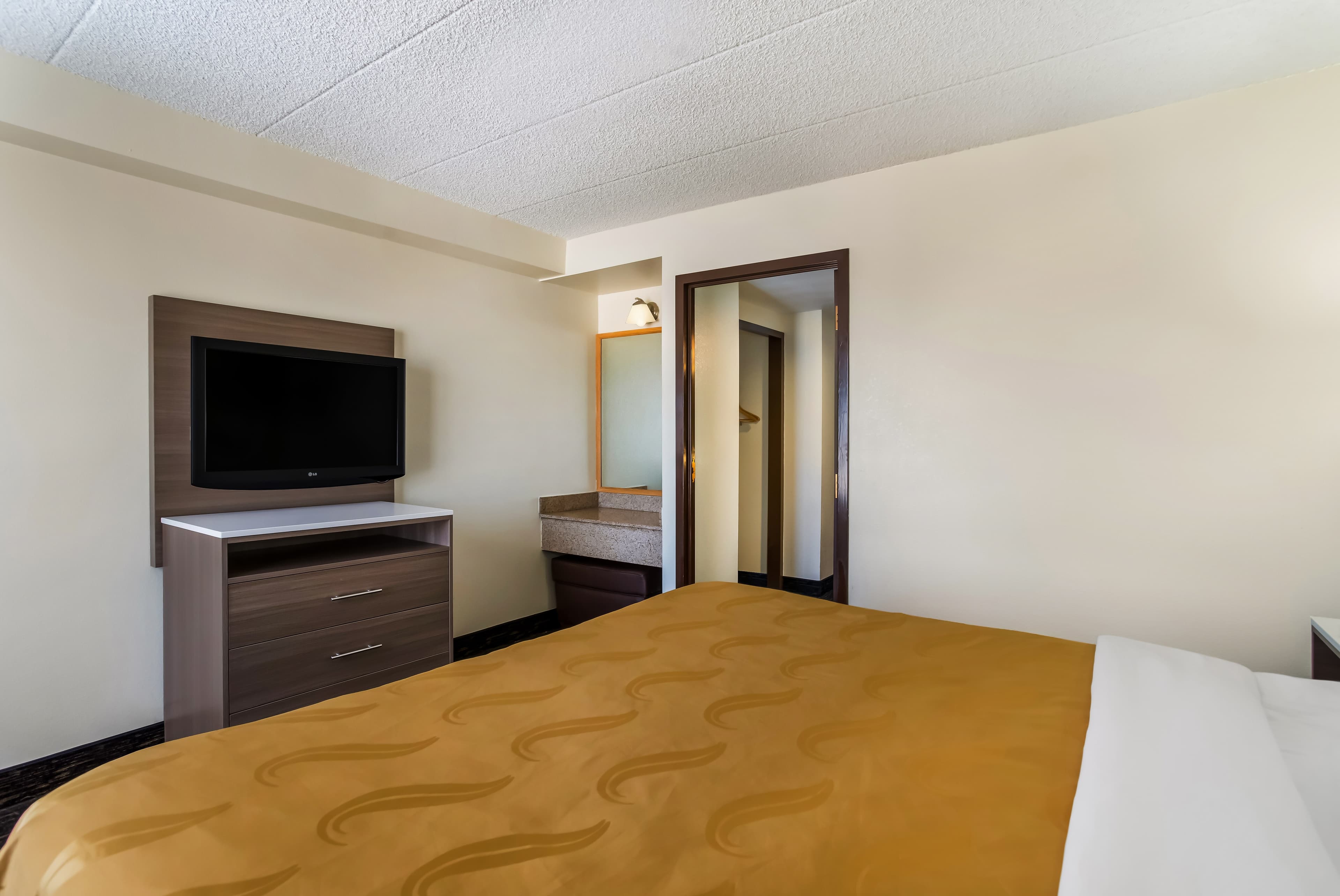 Quality Suites Milwaukee Airport - Image 3
