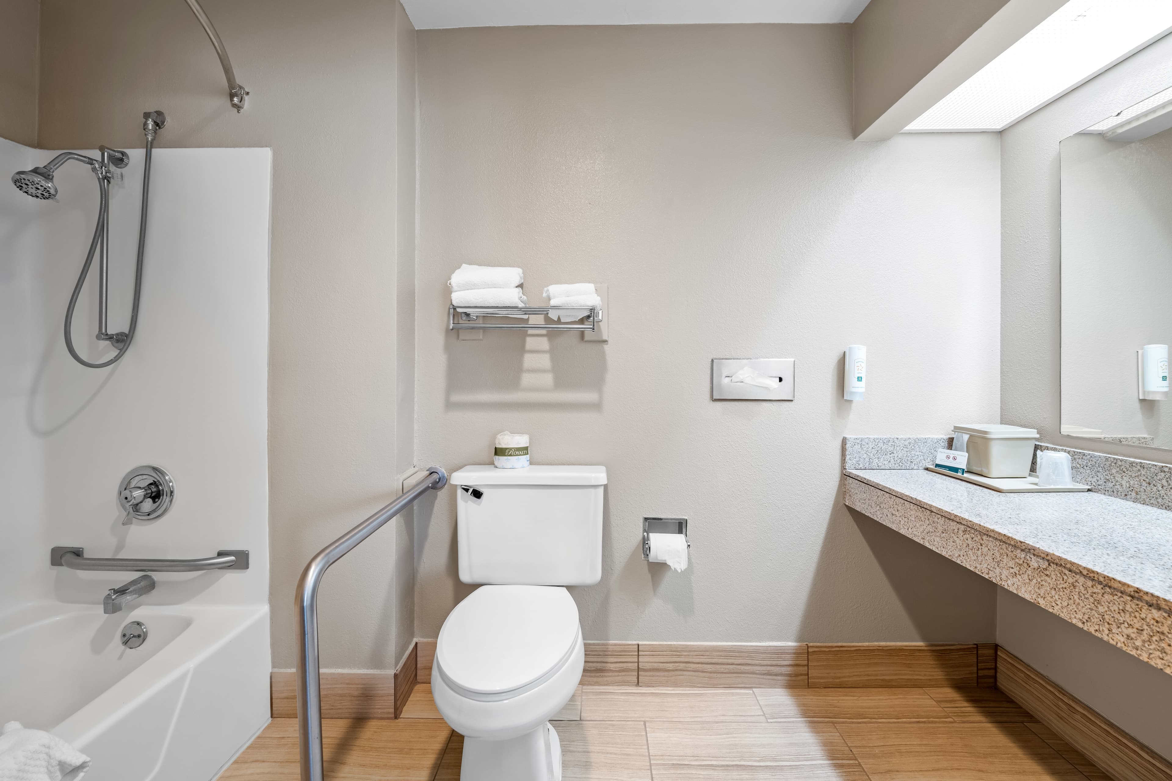 Quality Inn La Crosse North - Image 5