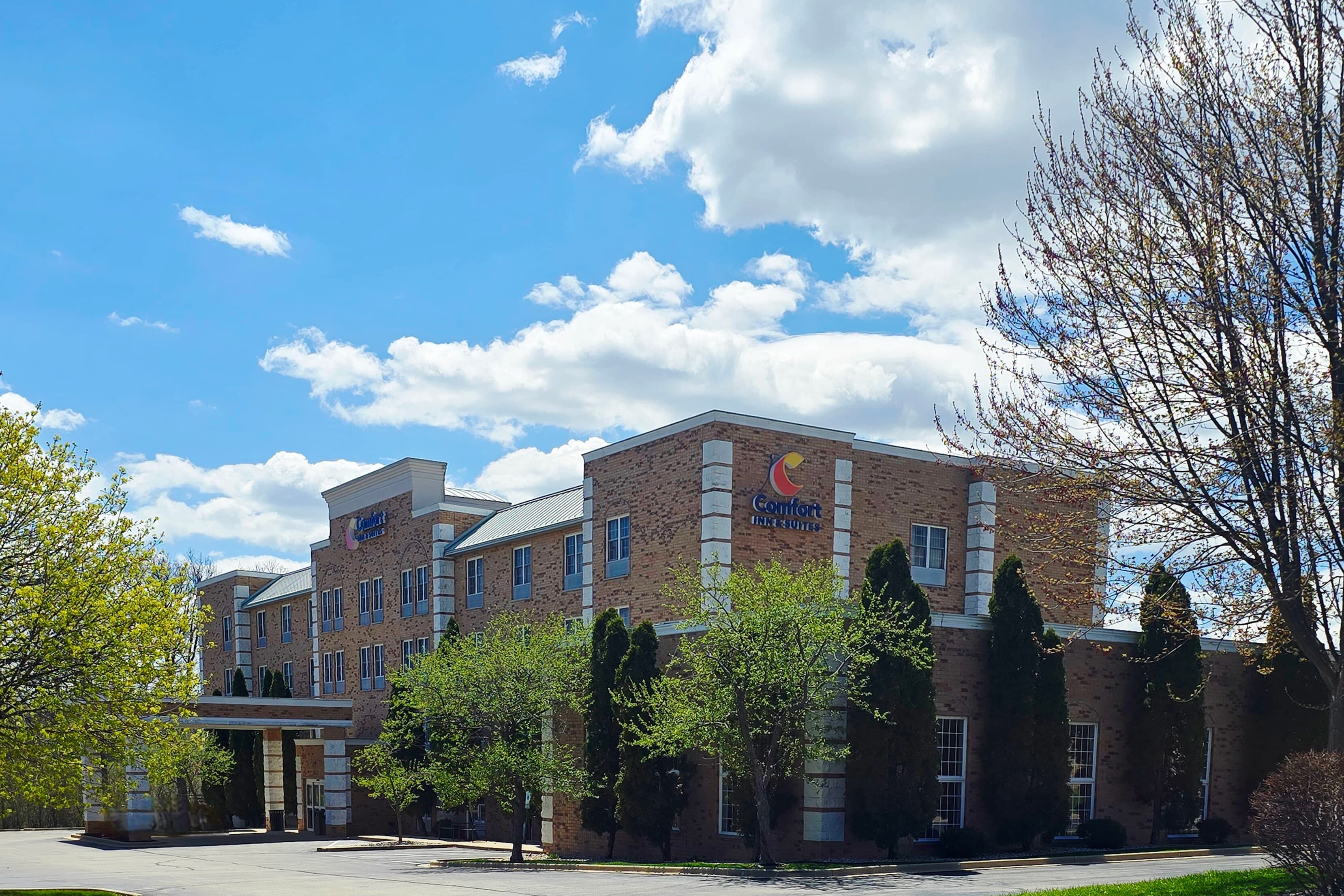 Comfort Inn & Suites Grafton-Cedarburg - Image 1