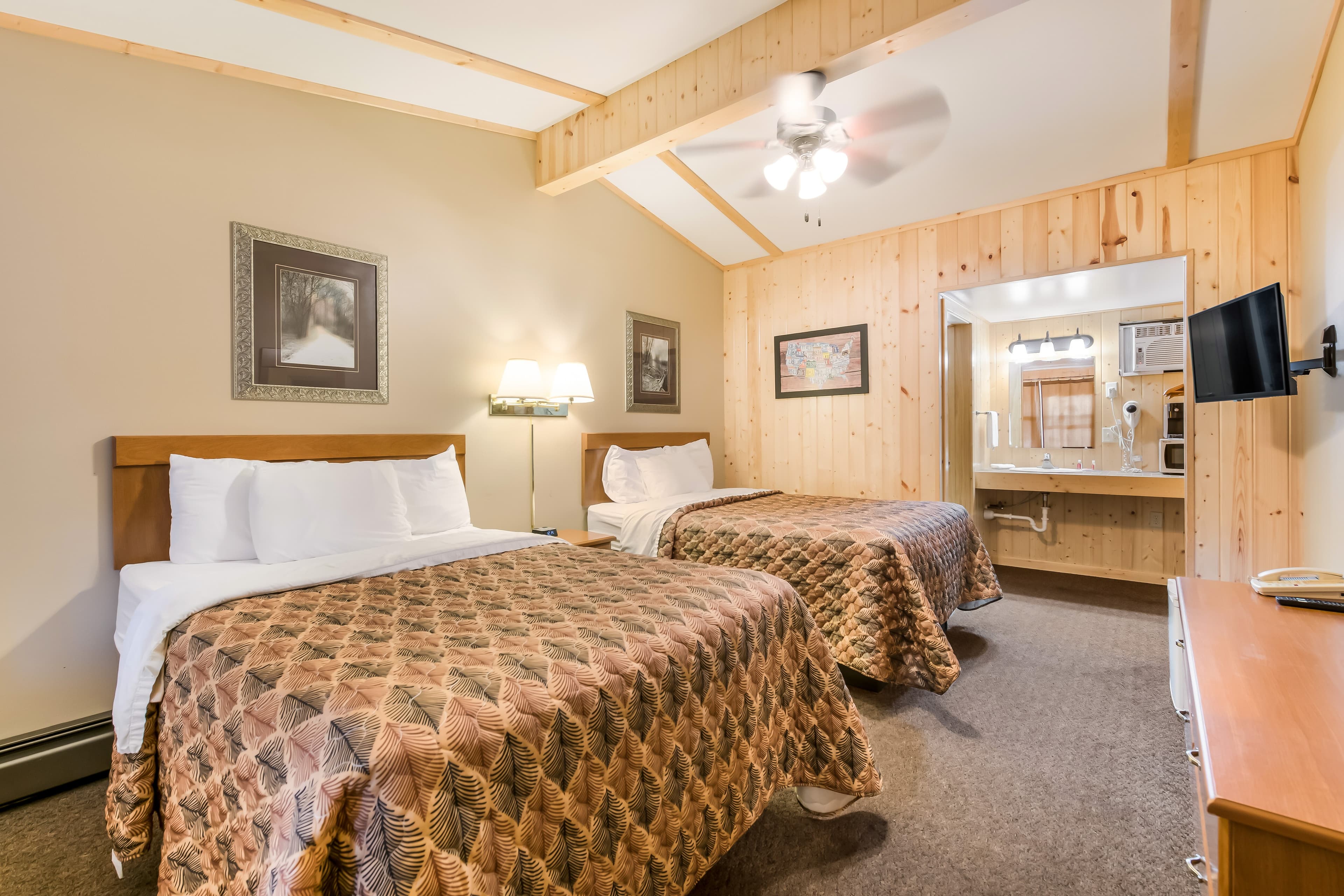 Econo Lodge Rice Lake — 7
