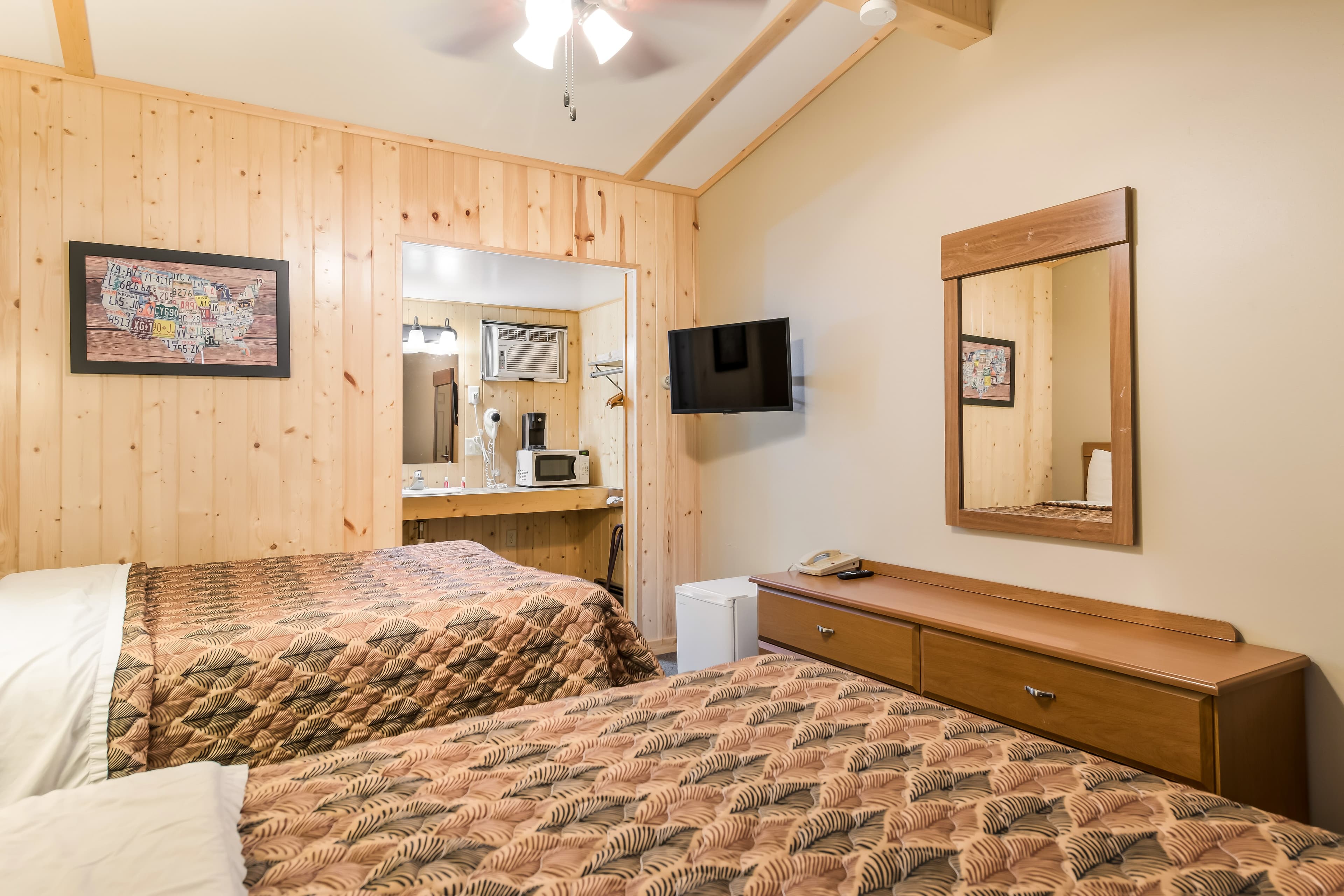 Econo Lodge Rice Lake — 8