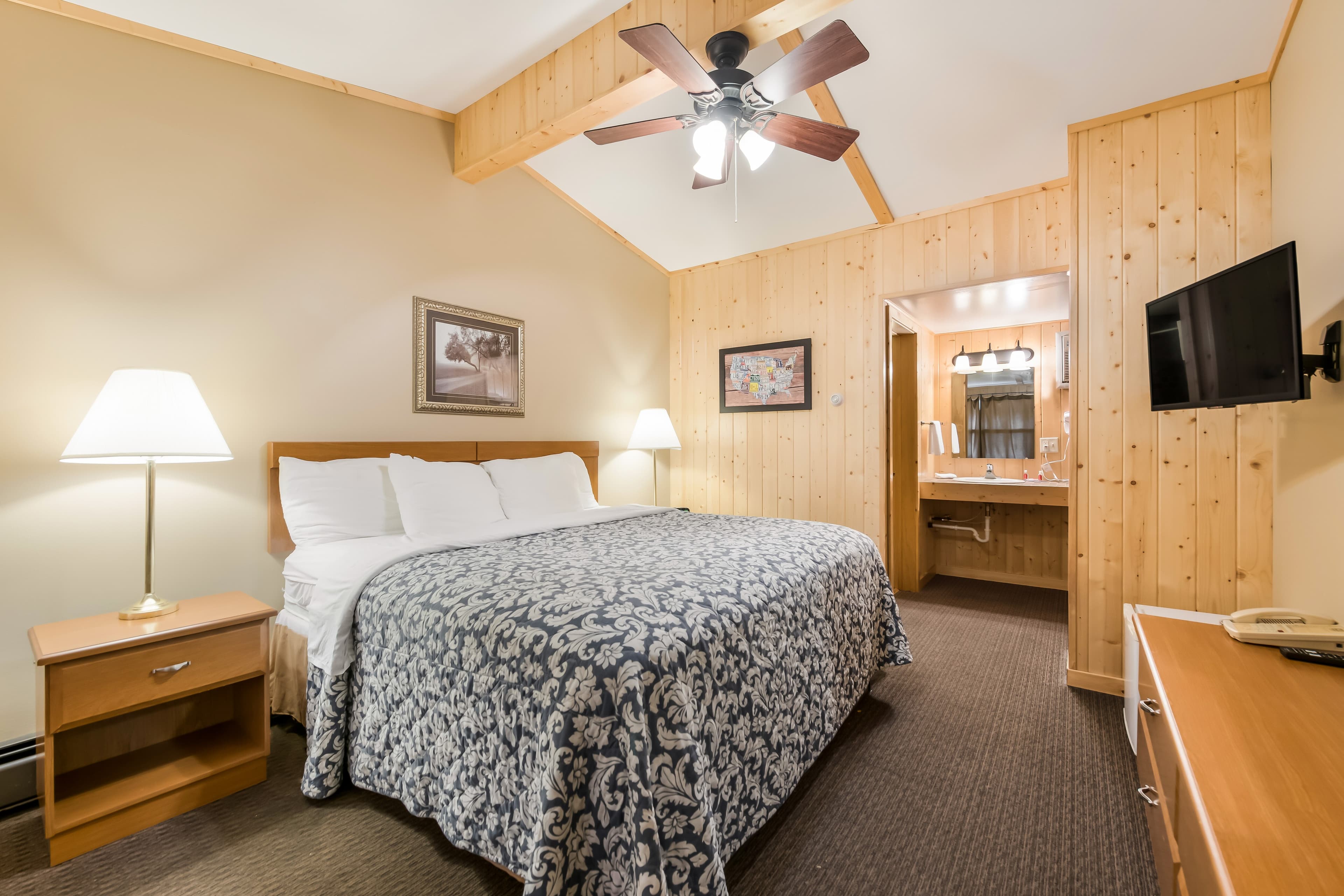 Econo Lodge Rice Lake — 14