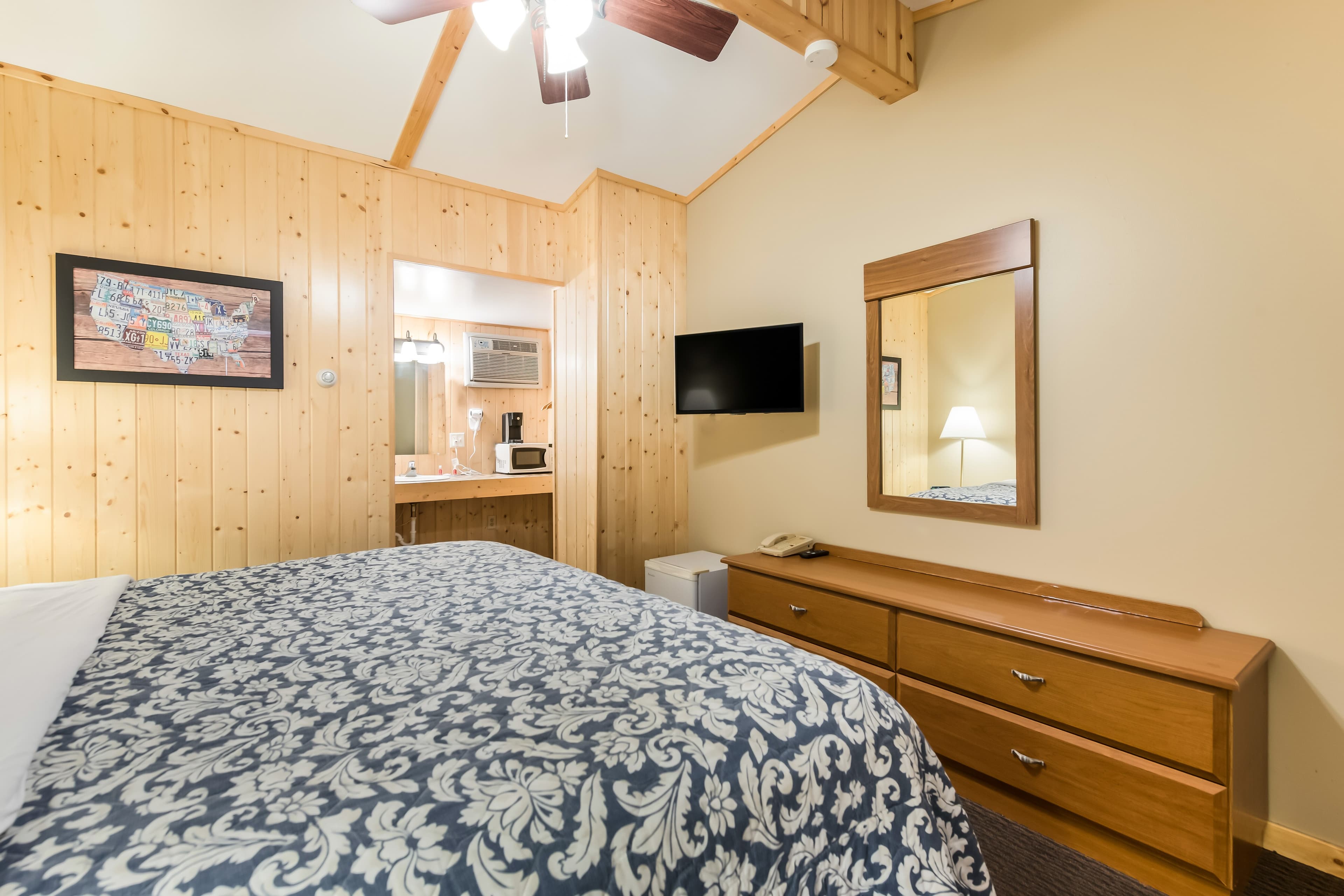 Econo Lodge Rice Lake — 16