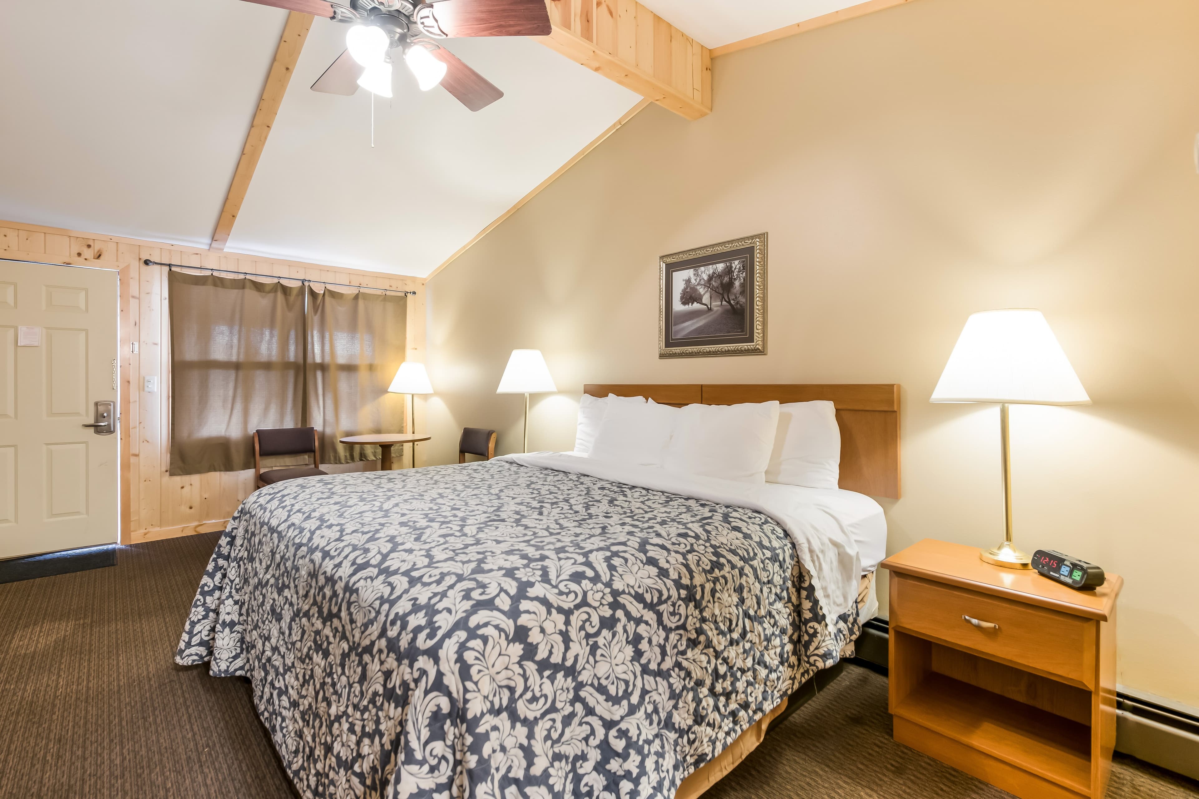 Econo Lodge Rice Lake — 17