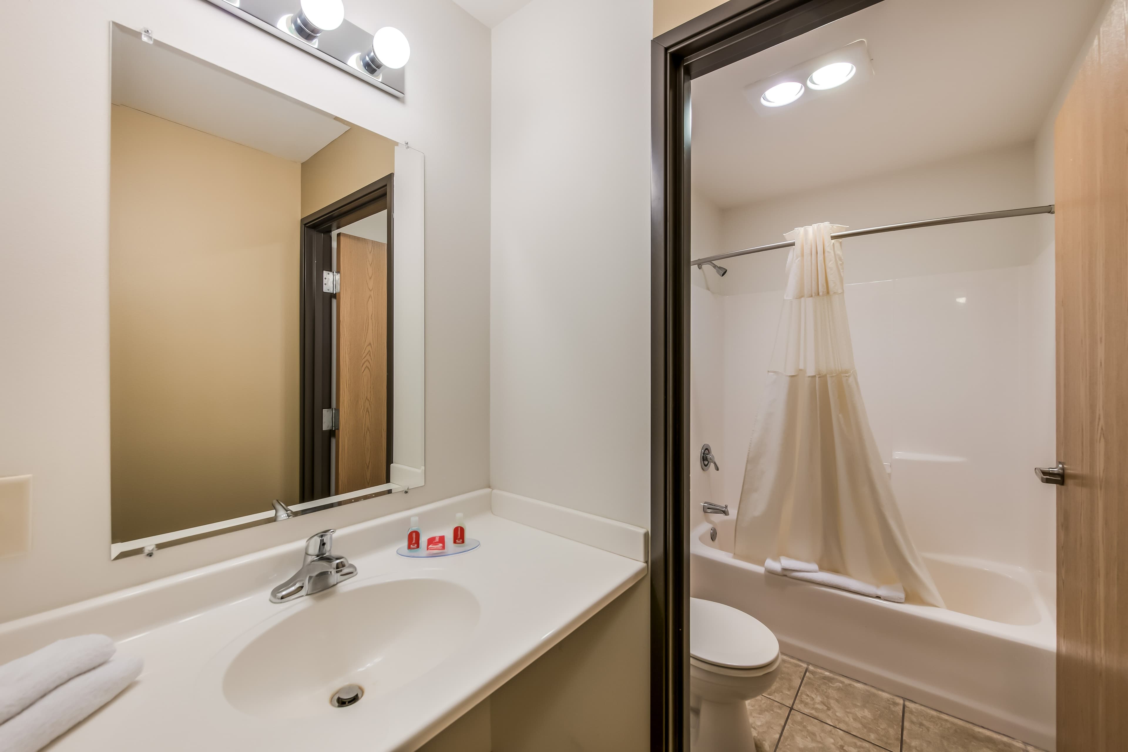 Econo Lodge Rice Lake - Image 2