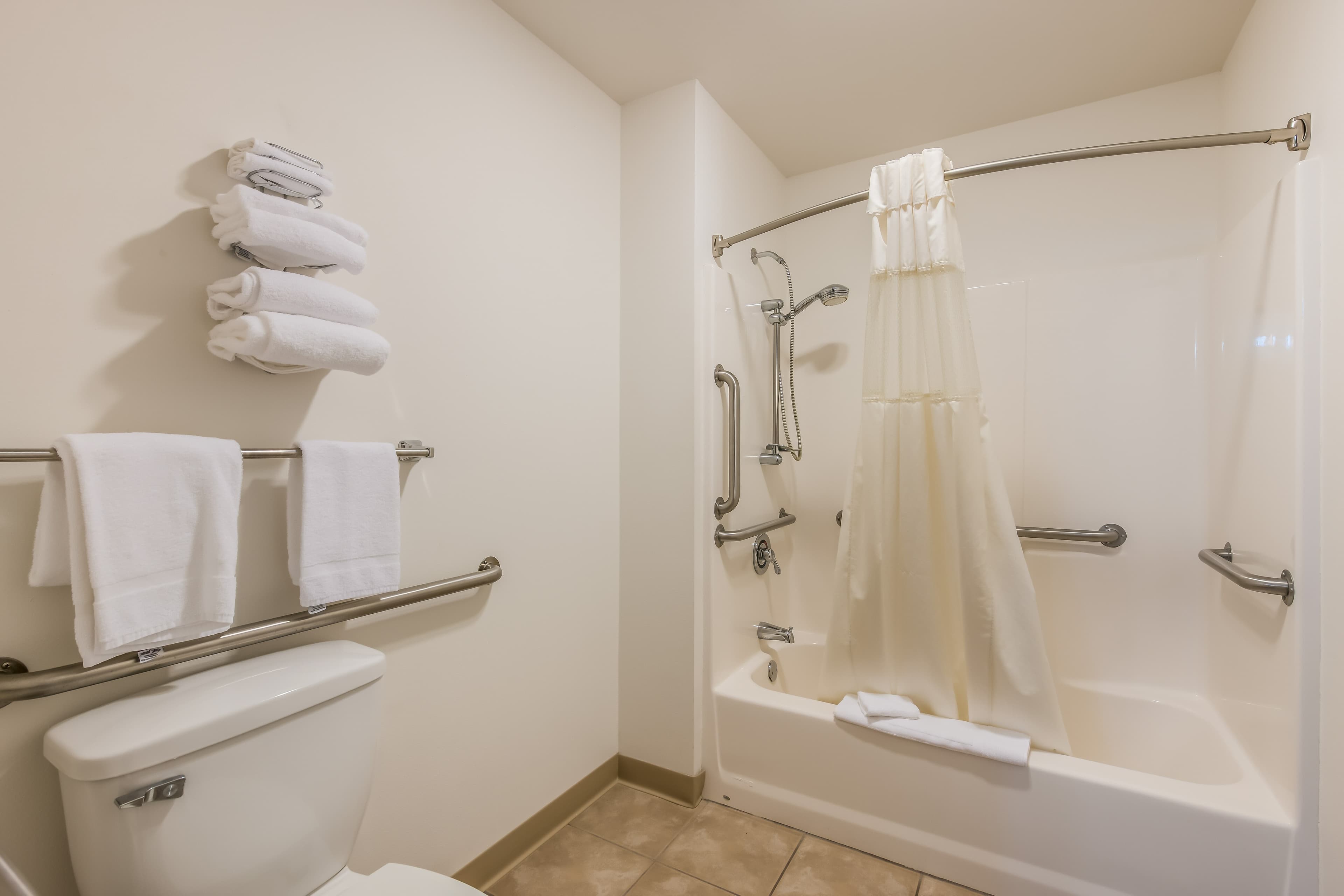 Econo Lodge Rice Lake — 10