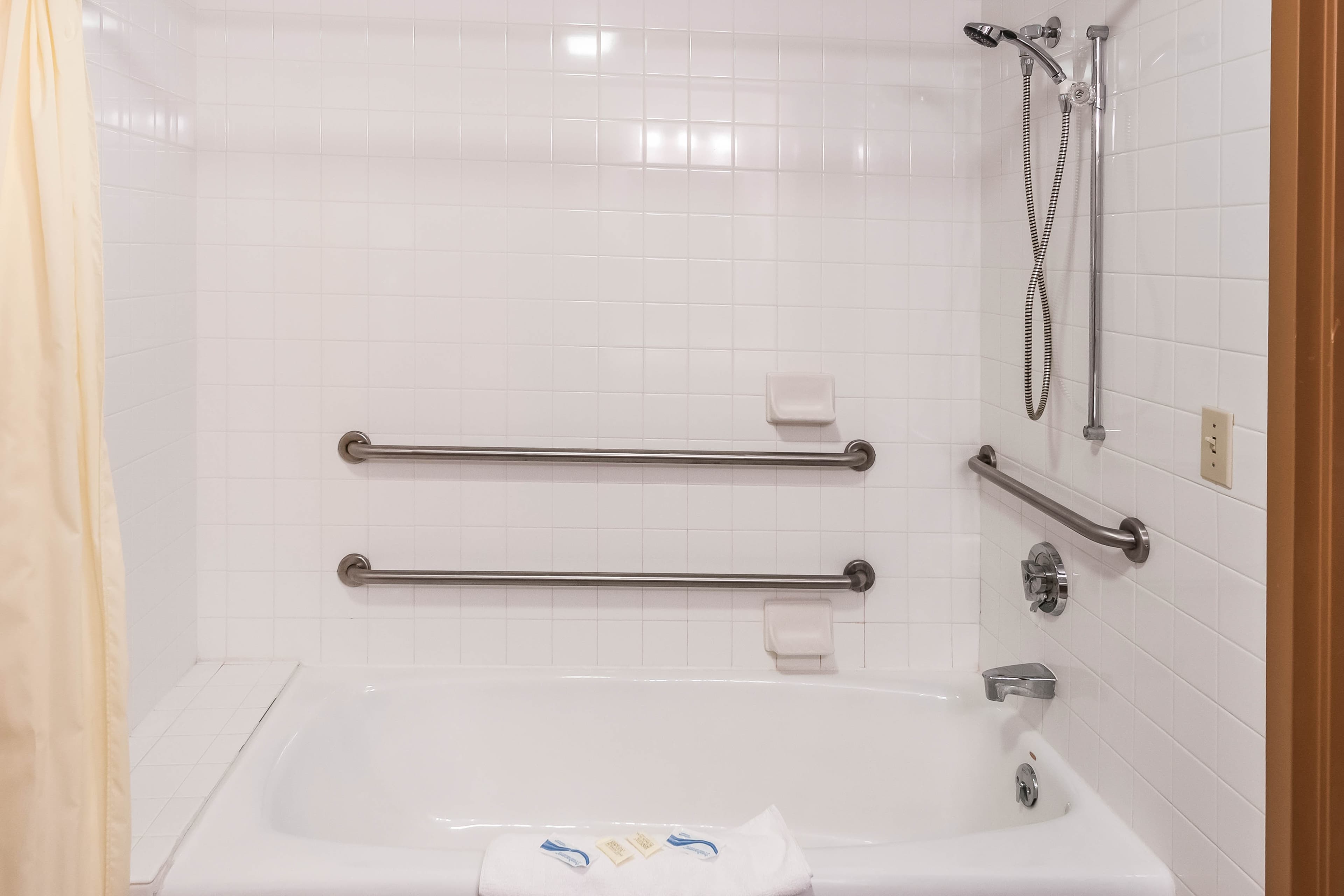 Econo Lodge Inn & Suites Oconto — 11