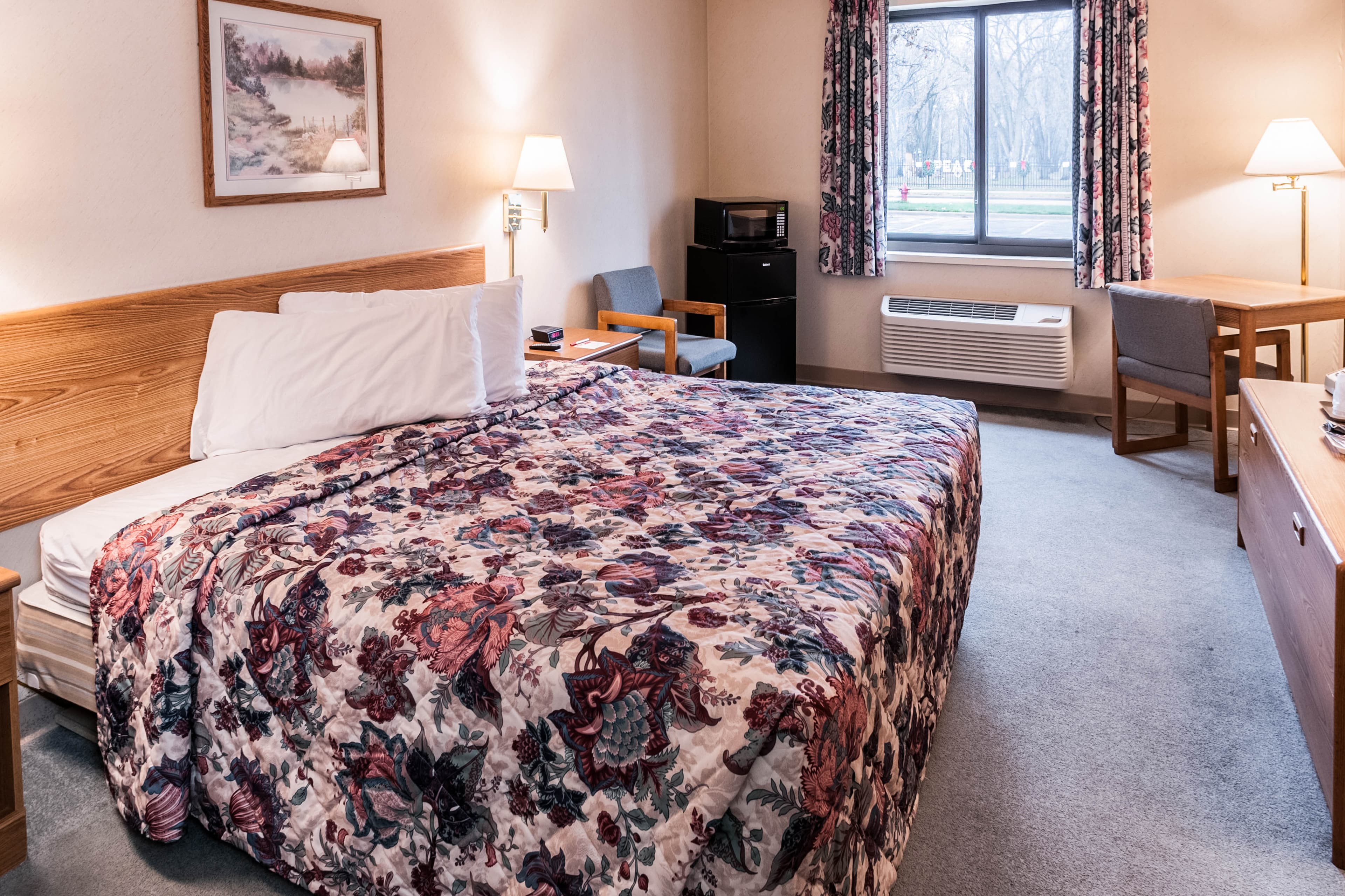 Econo Lodge Inn & Suites Oconto - Image 2