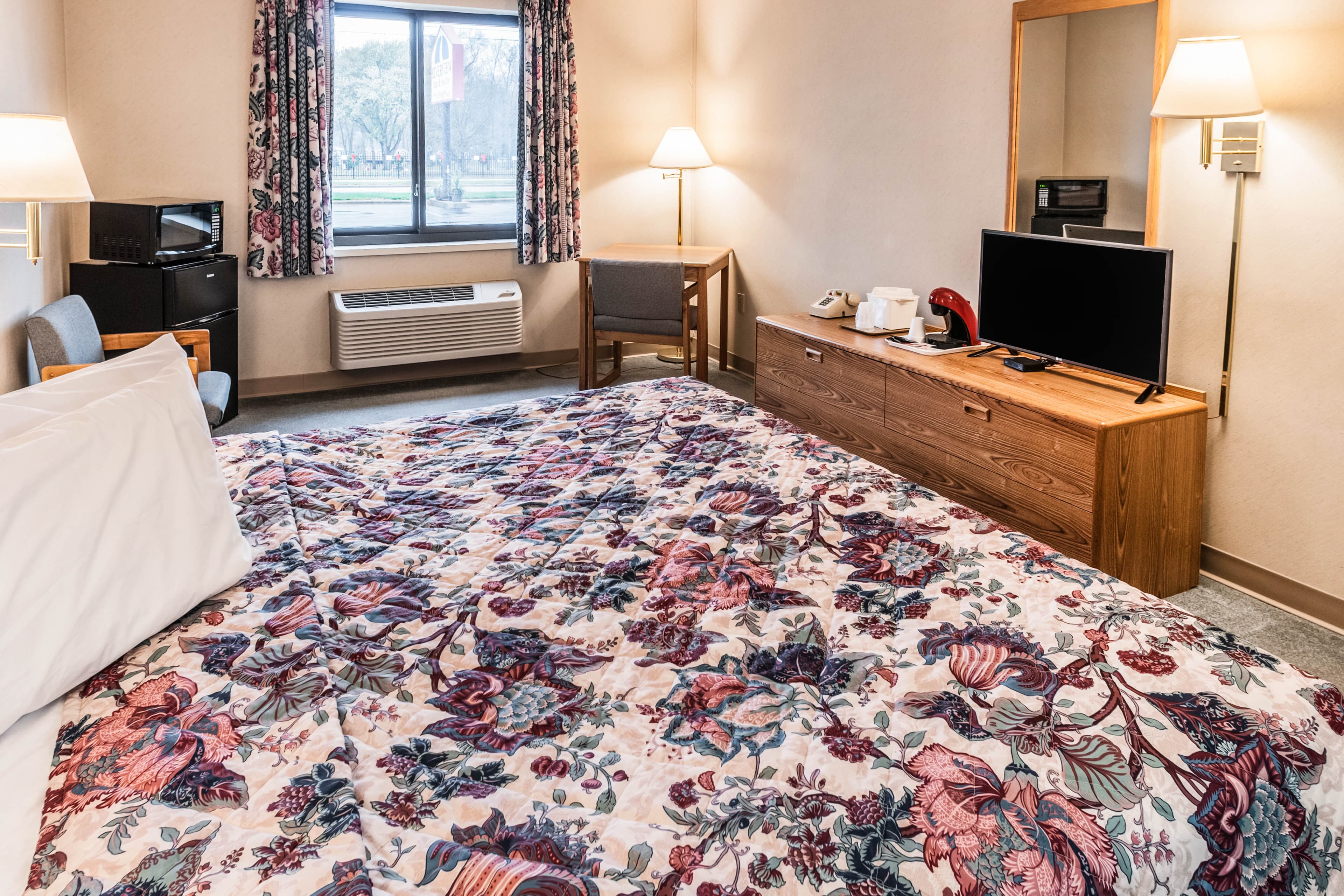 Econo Lodge Inn & Suites Oconto - Image 5