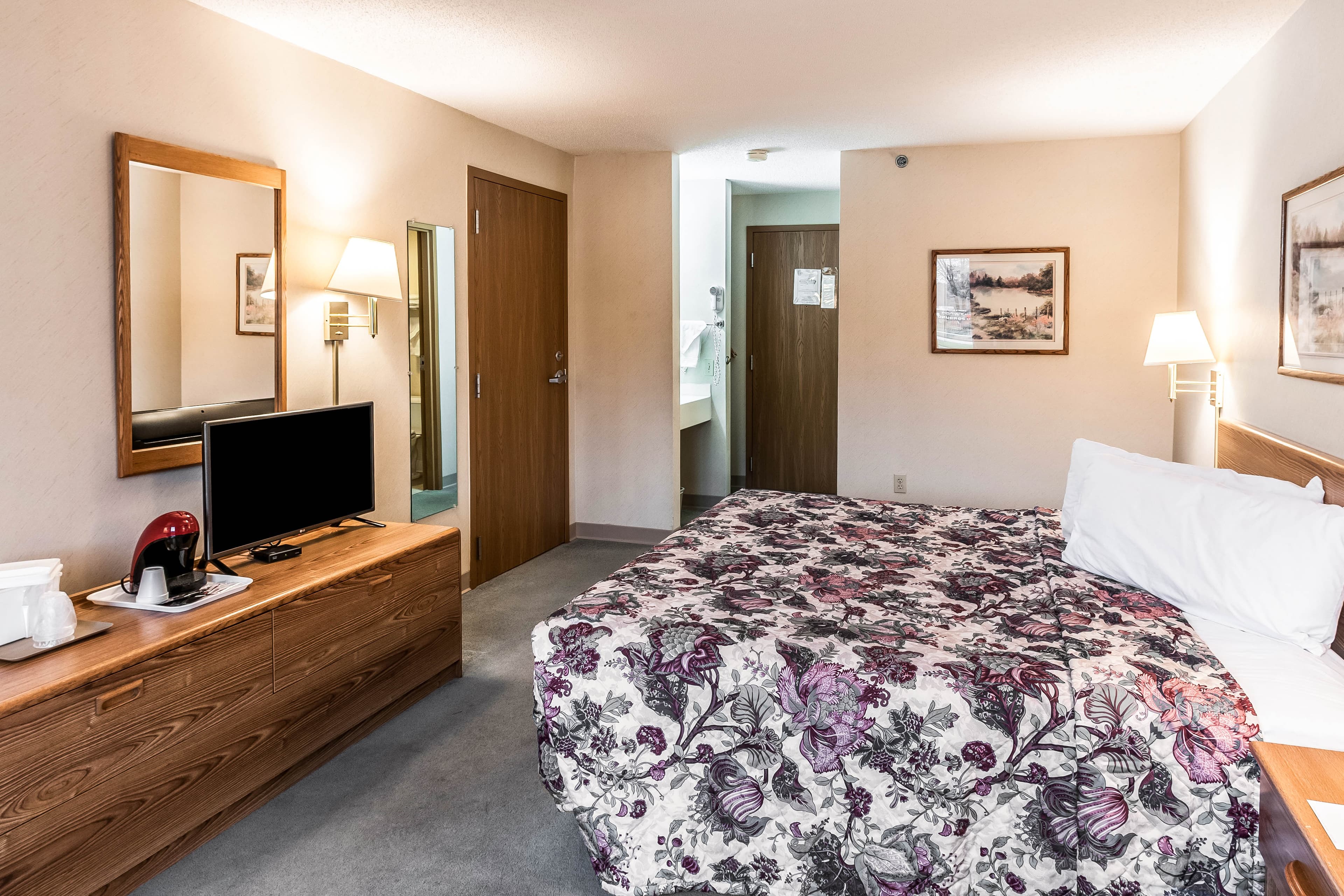 Econo Lodge Inn & Suites Oconto — 6