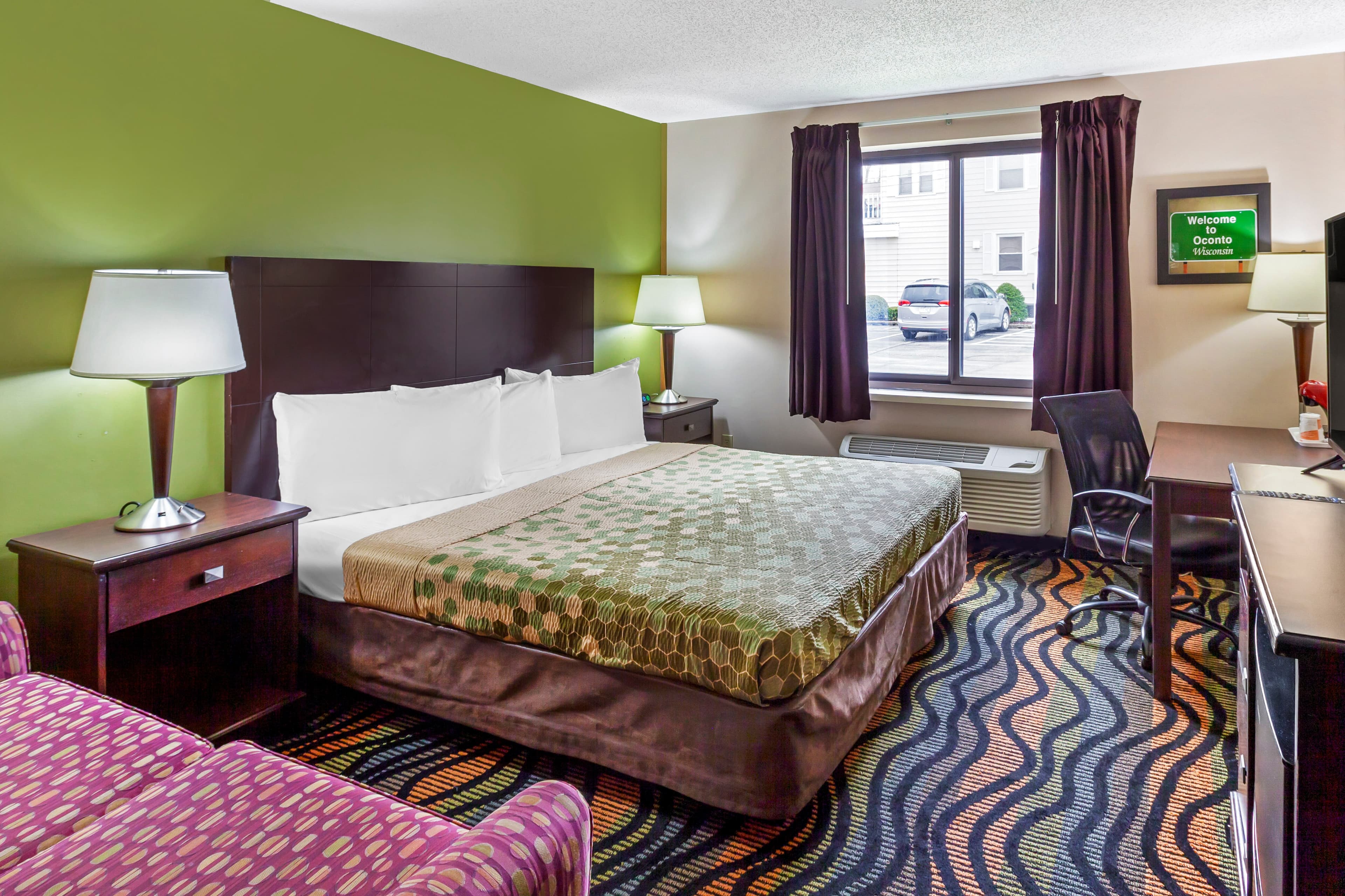 Econo Lodge Inn & Suites Oconto - Image 3