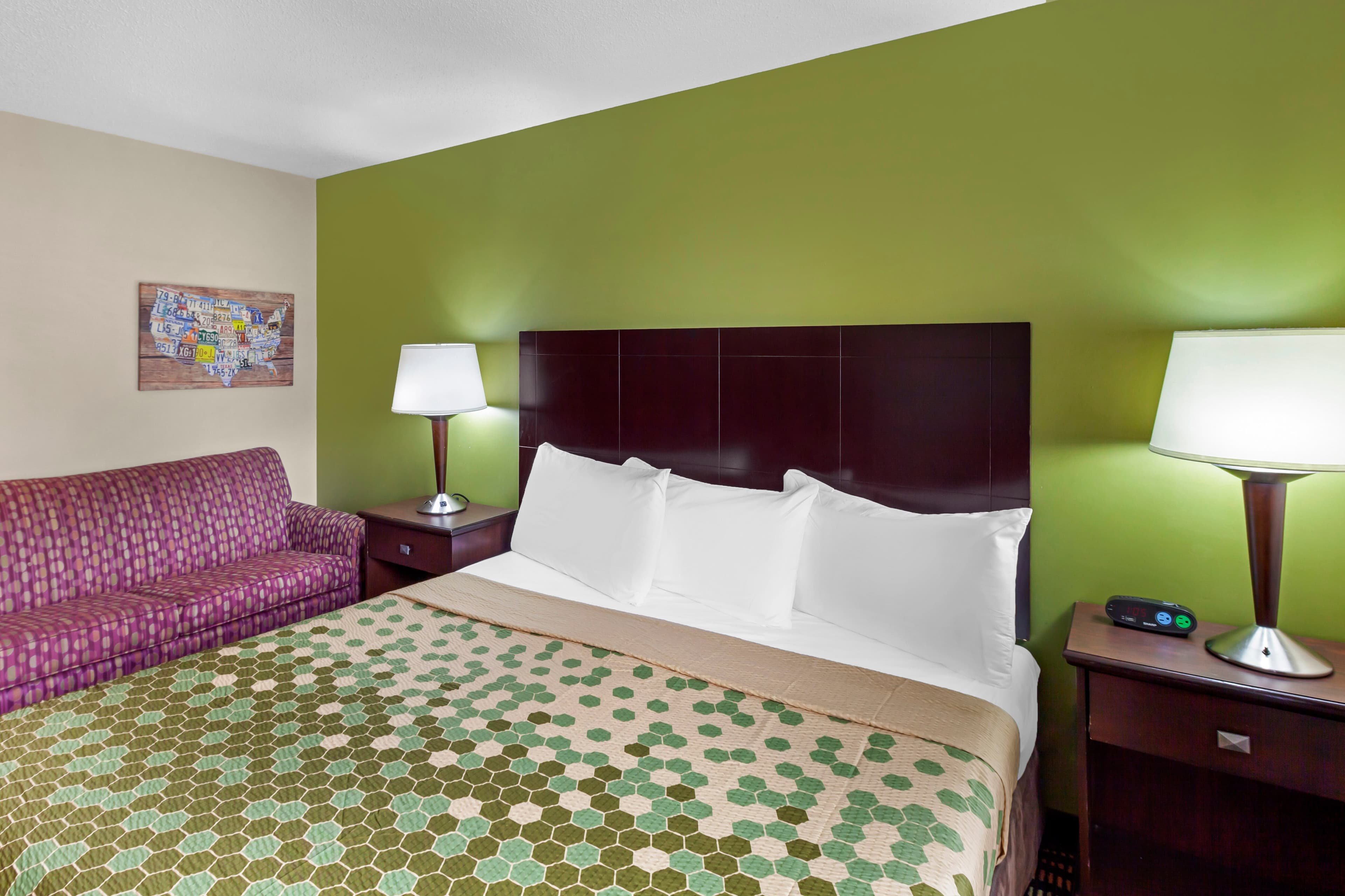 Econo Lodge Inn & Suites Oconto - Image 4