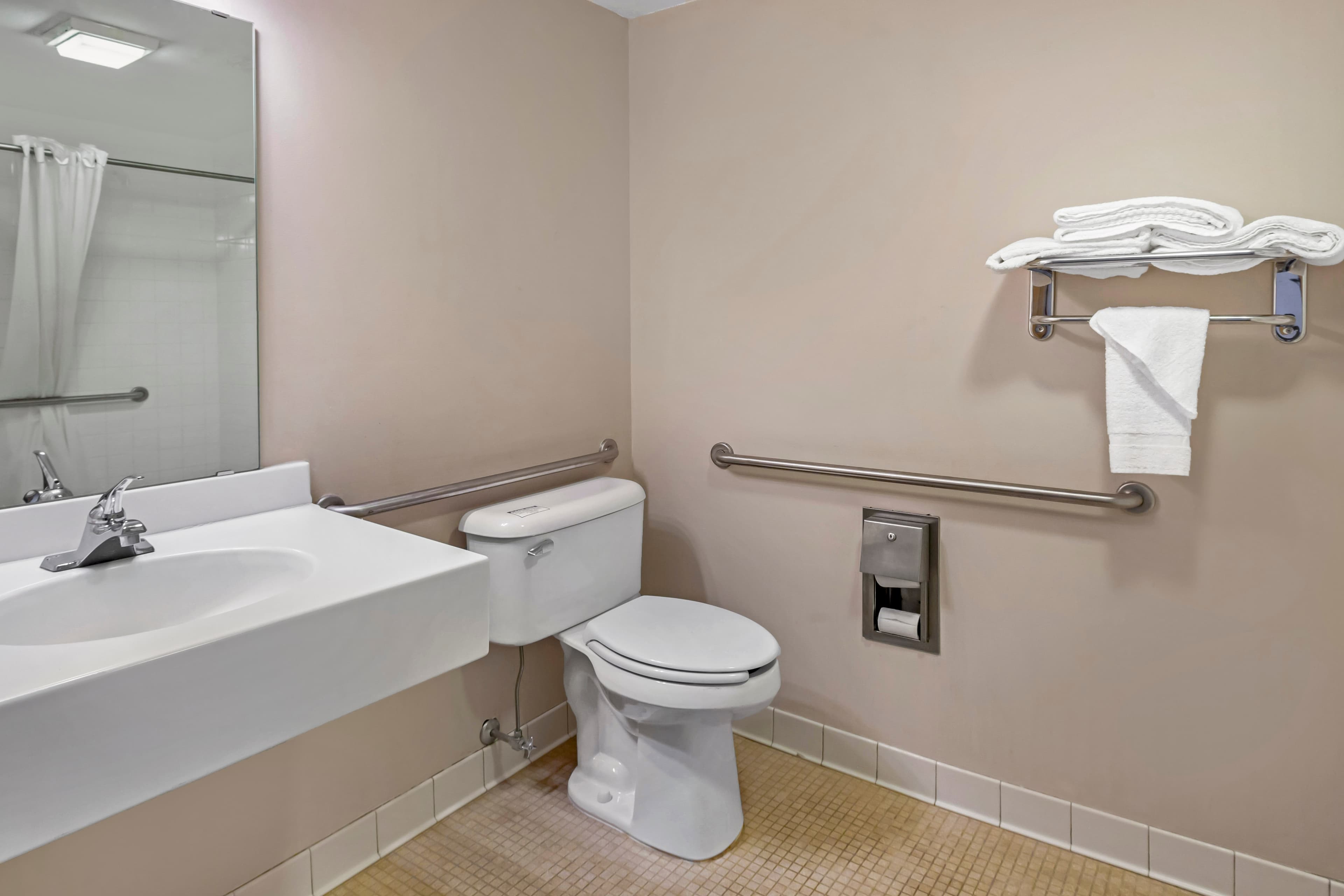 Econo Lodge Inn & Suites Oconto — 9