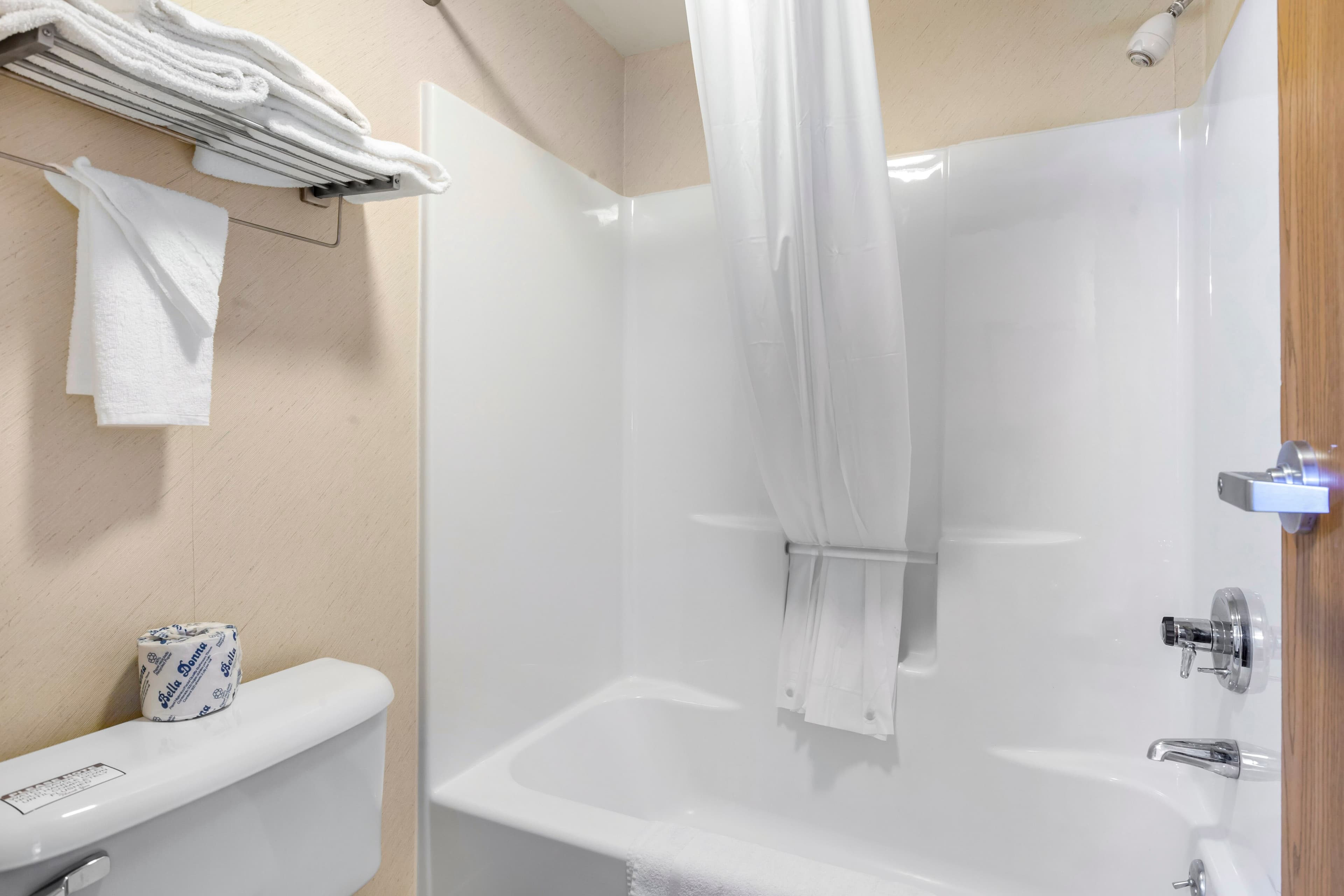 Econo Lodge Inn & Suites Oconto — 18