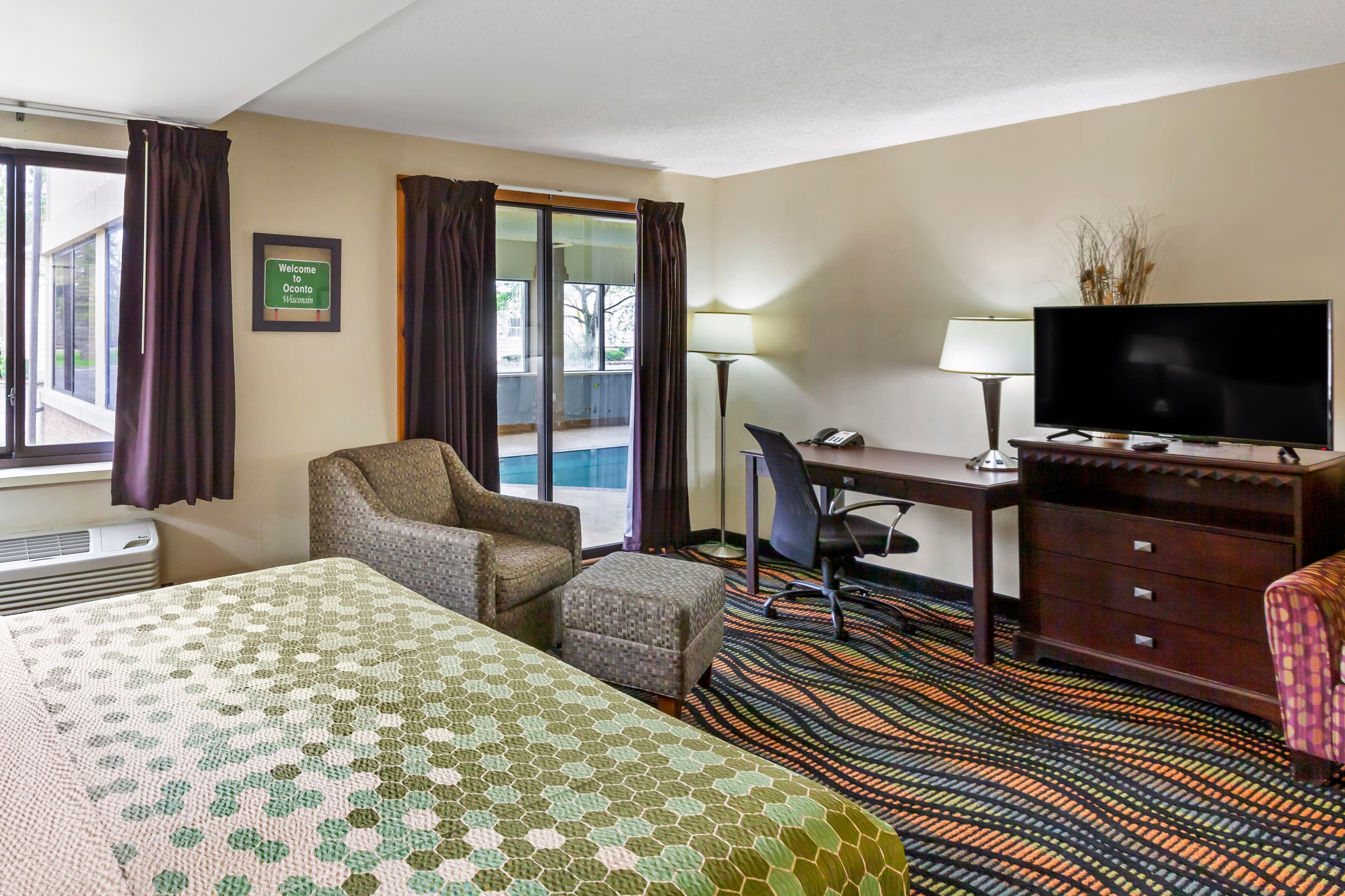 Econo Lodge Inn & Suites Oconto — 35