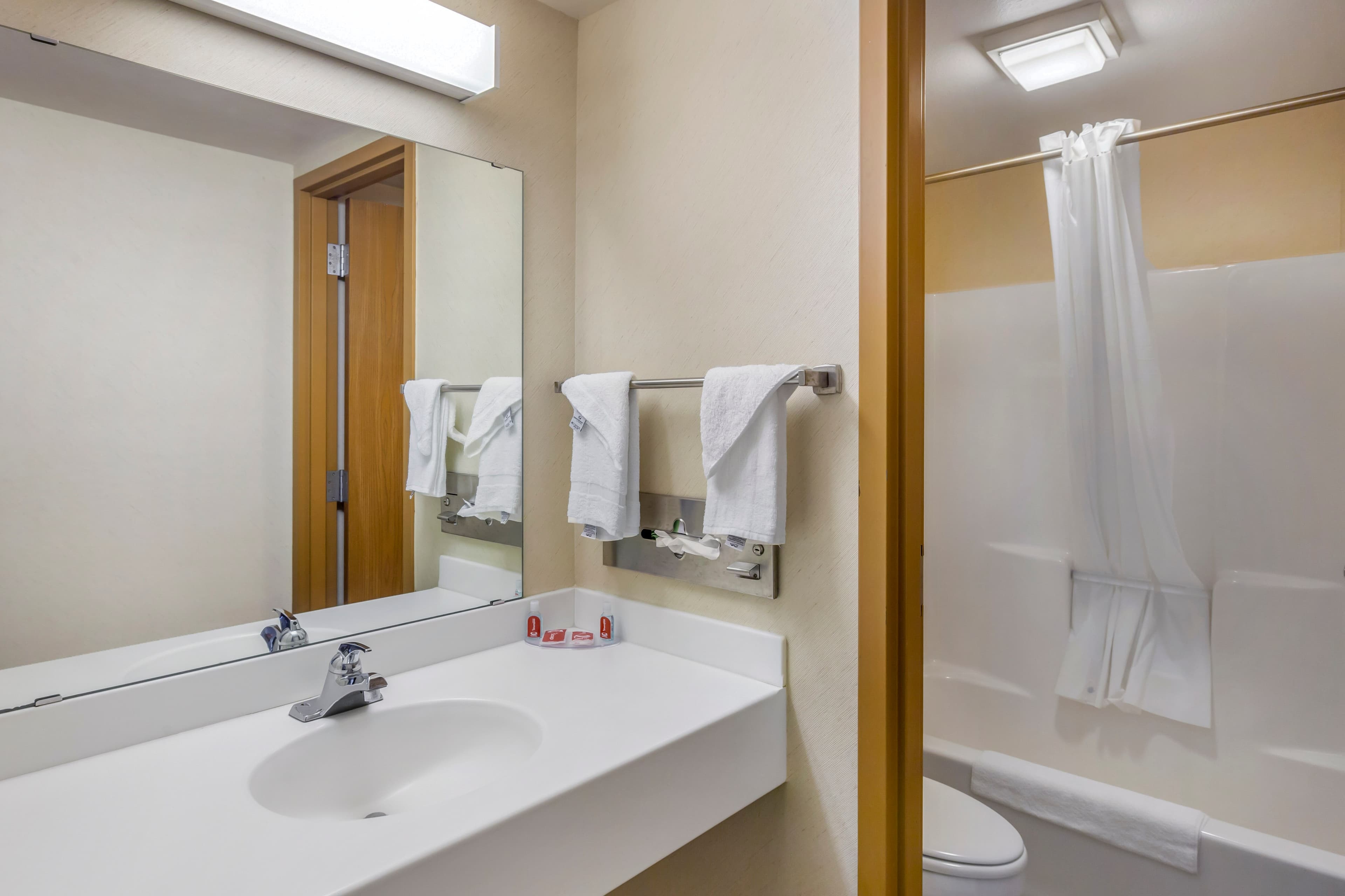 Econo Lodge Inn & Suites Oconto — 37
