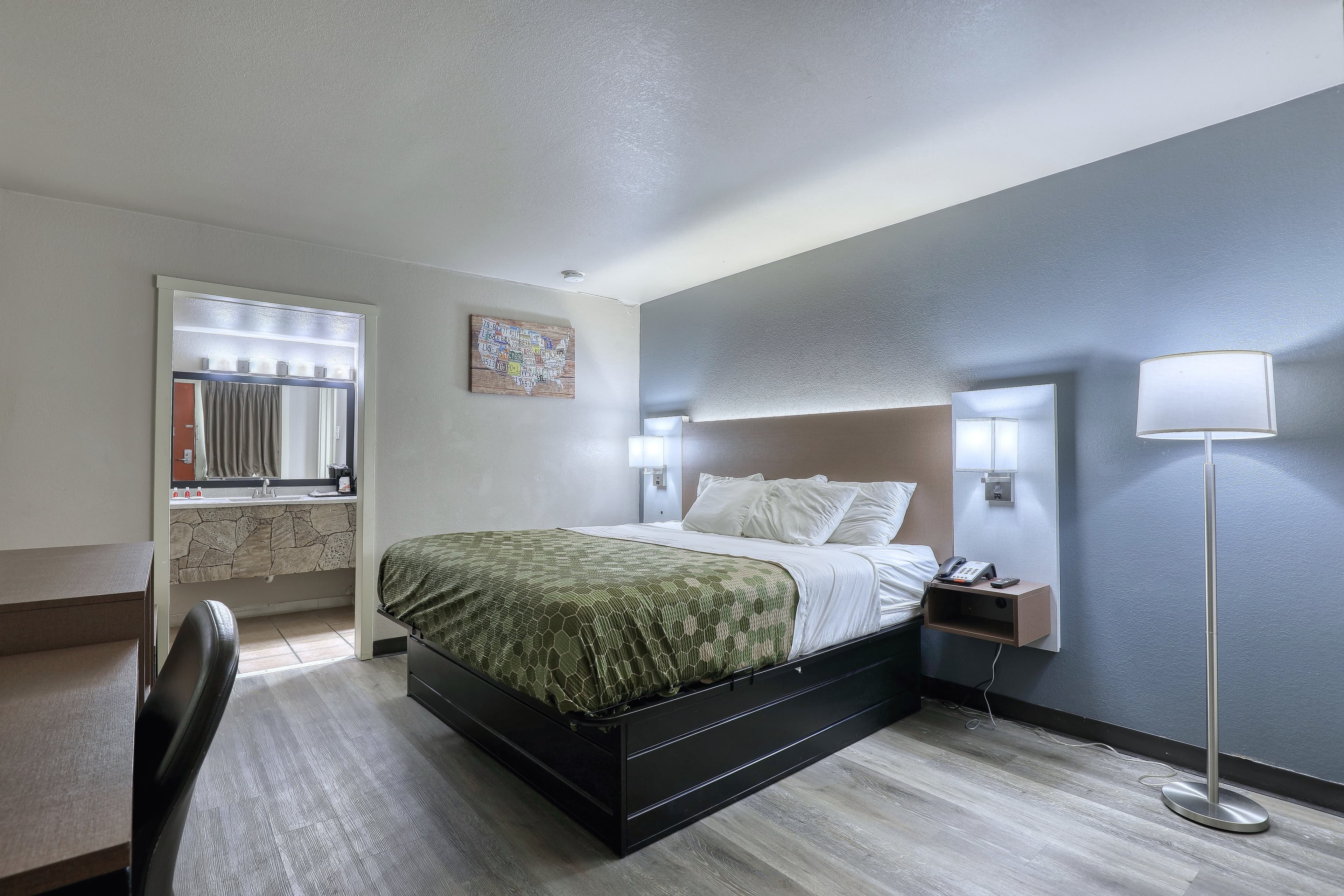 Econo Lodge Neenah - Image 2