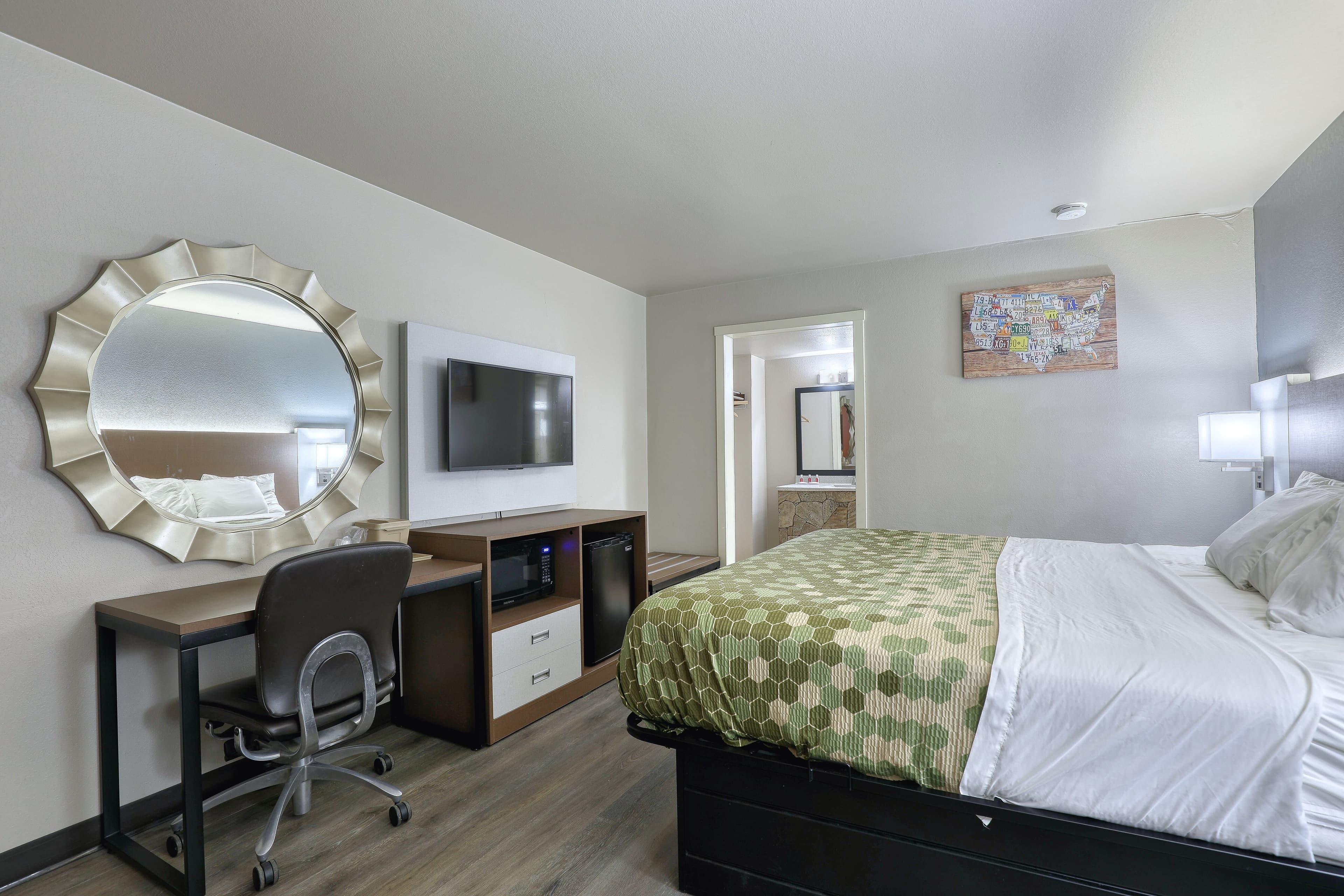 Econo Lodge Neenah - Image 4