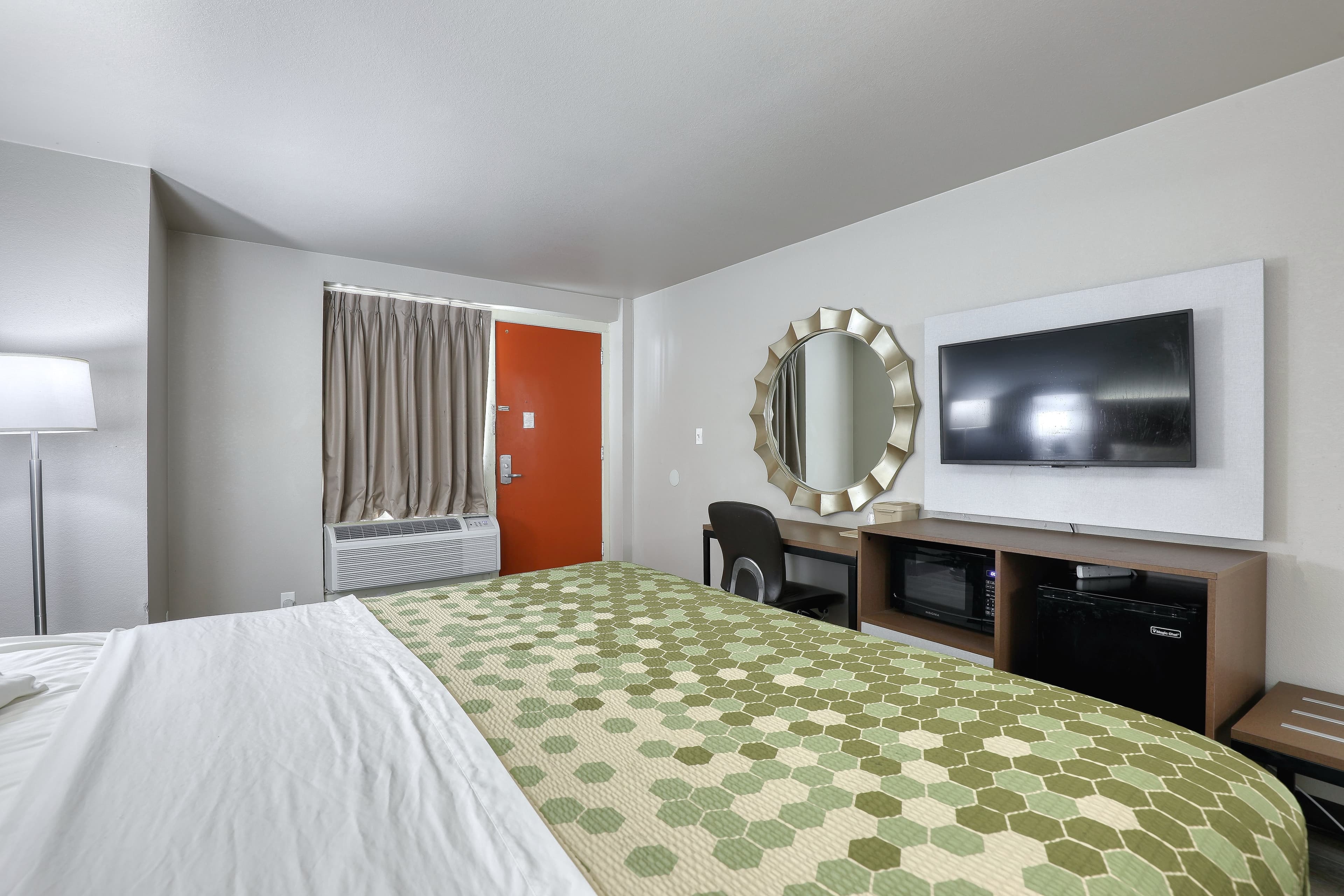 Econo Lodge Neenah — 7