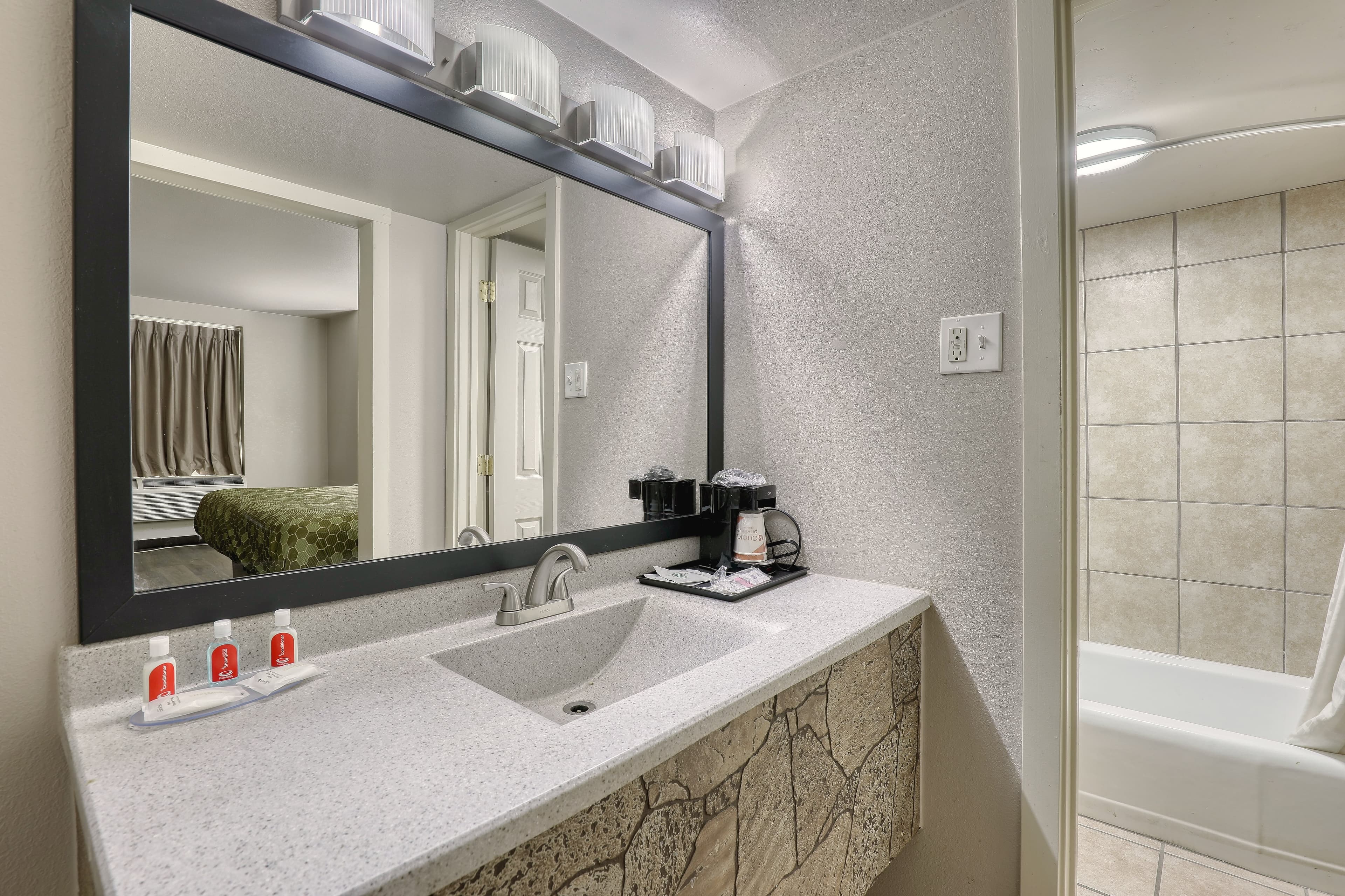 Econo Lodge Neenah — 35